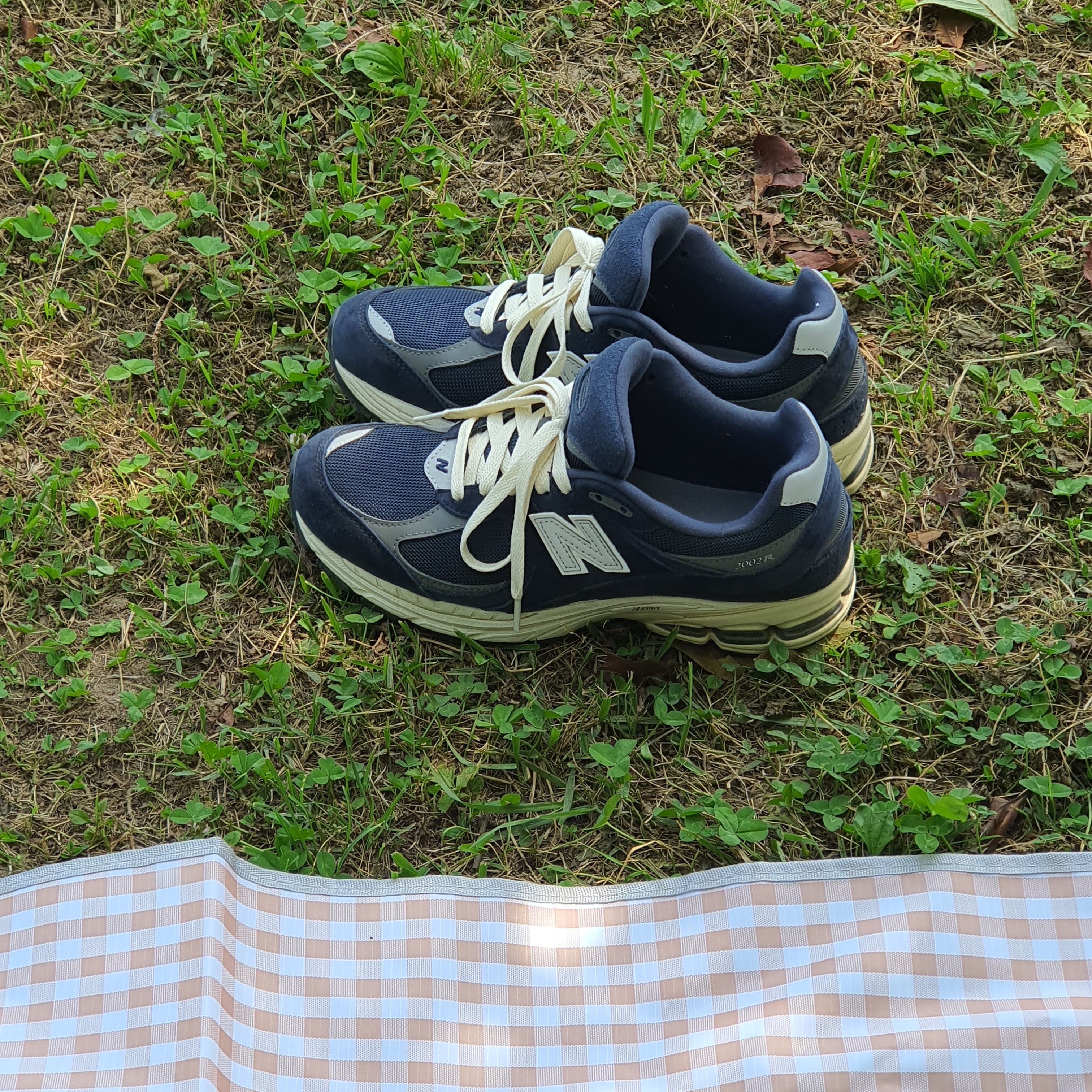 New Balance 2002R Eclipse Castlerock 착용 스타일
