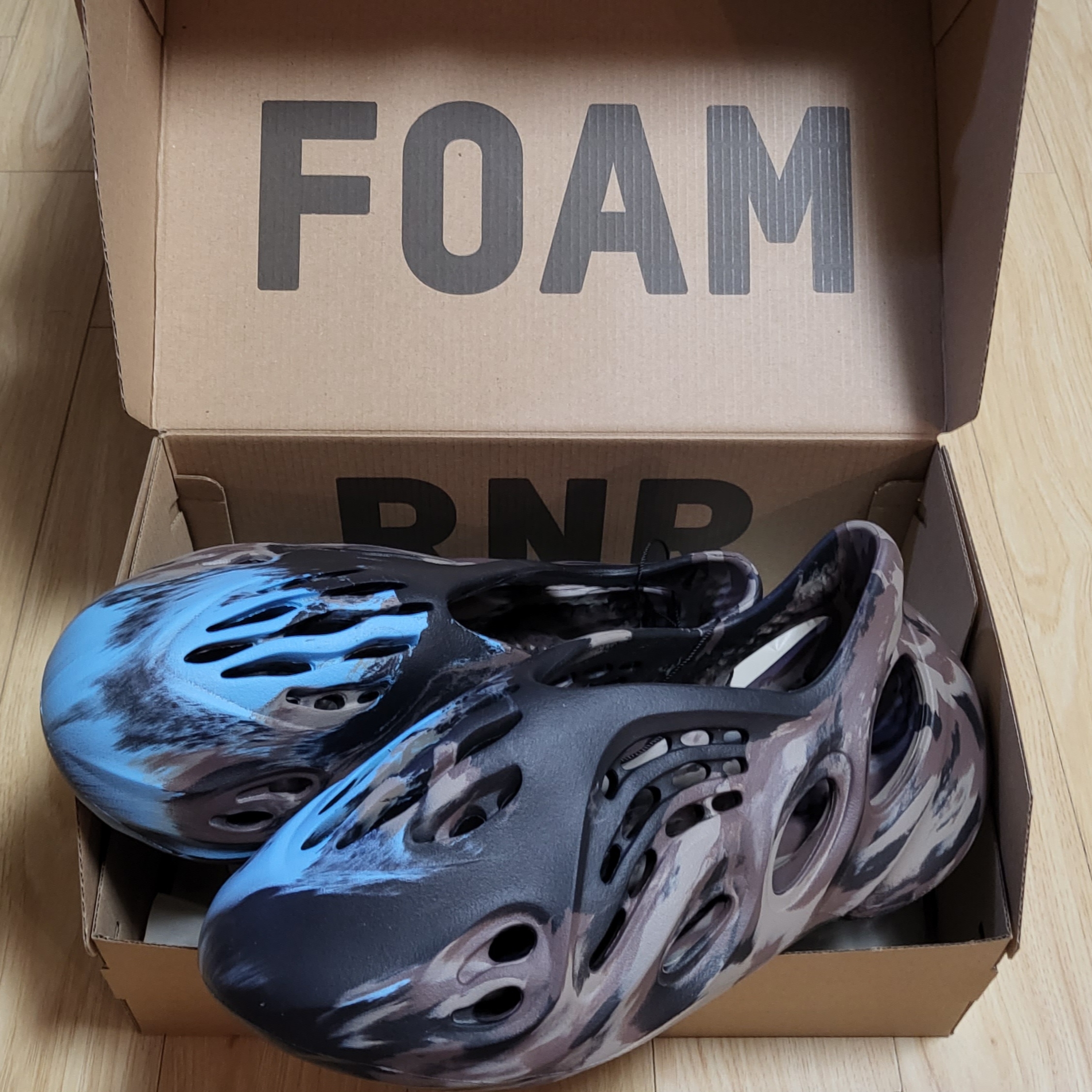 Adidas Yeezy Foam RNNR MX Cinder 착용 스타일