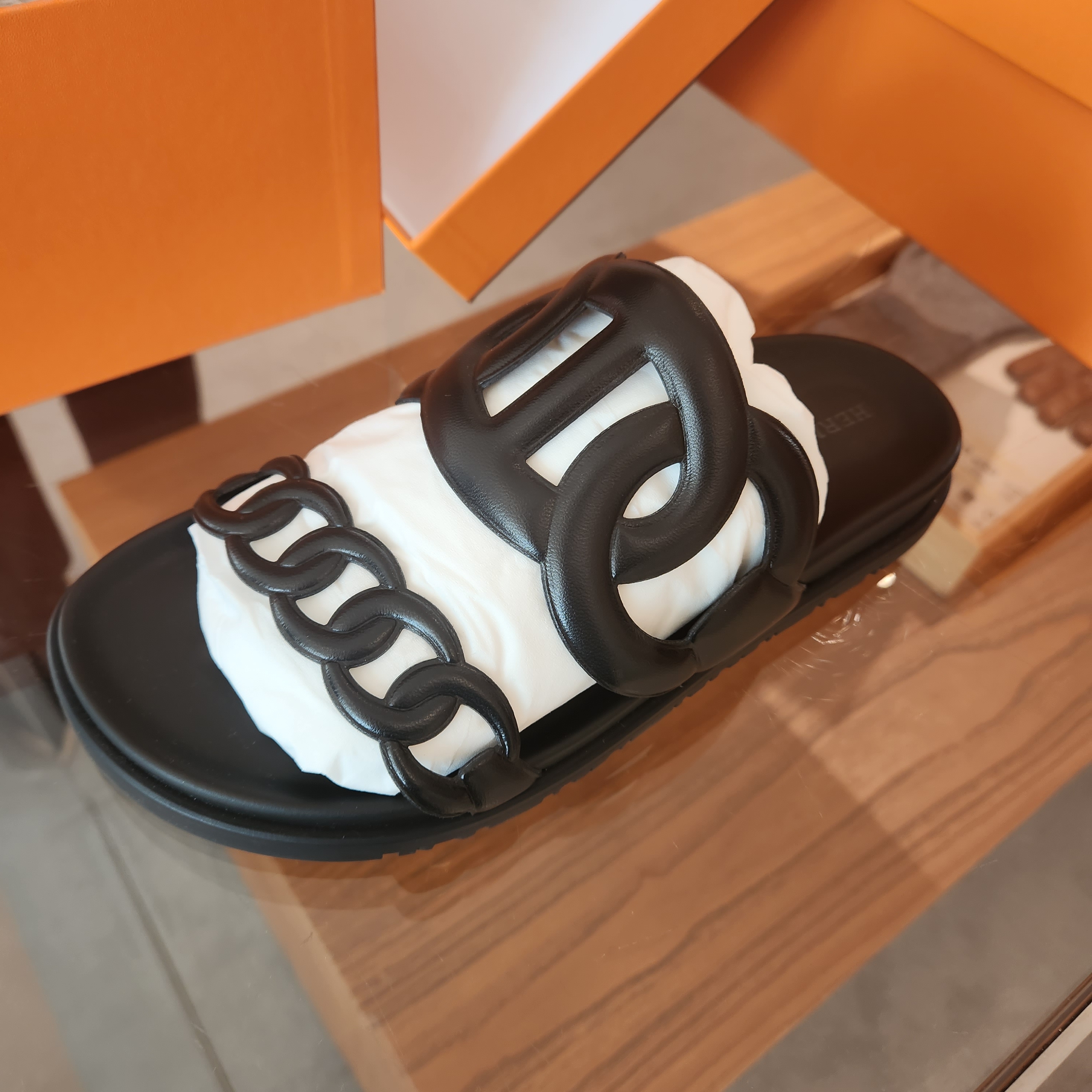 (W) Hermes Extra Sandal Nappa & Noir 착용 스타일 - 3