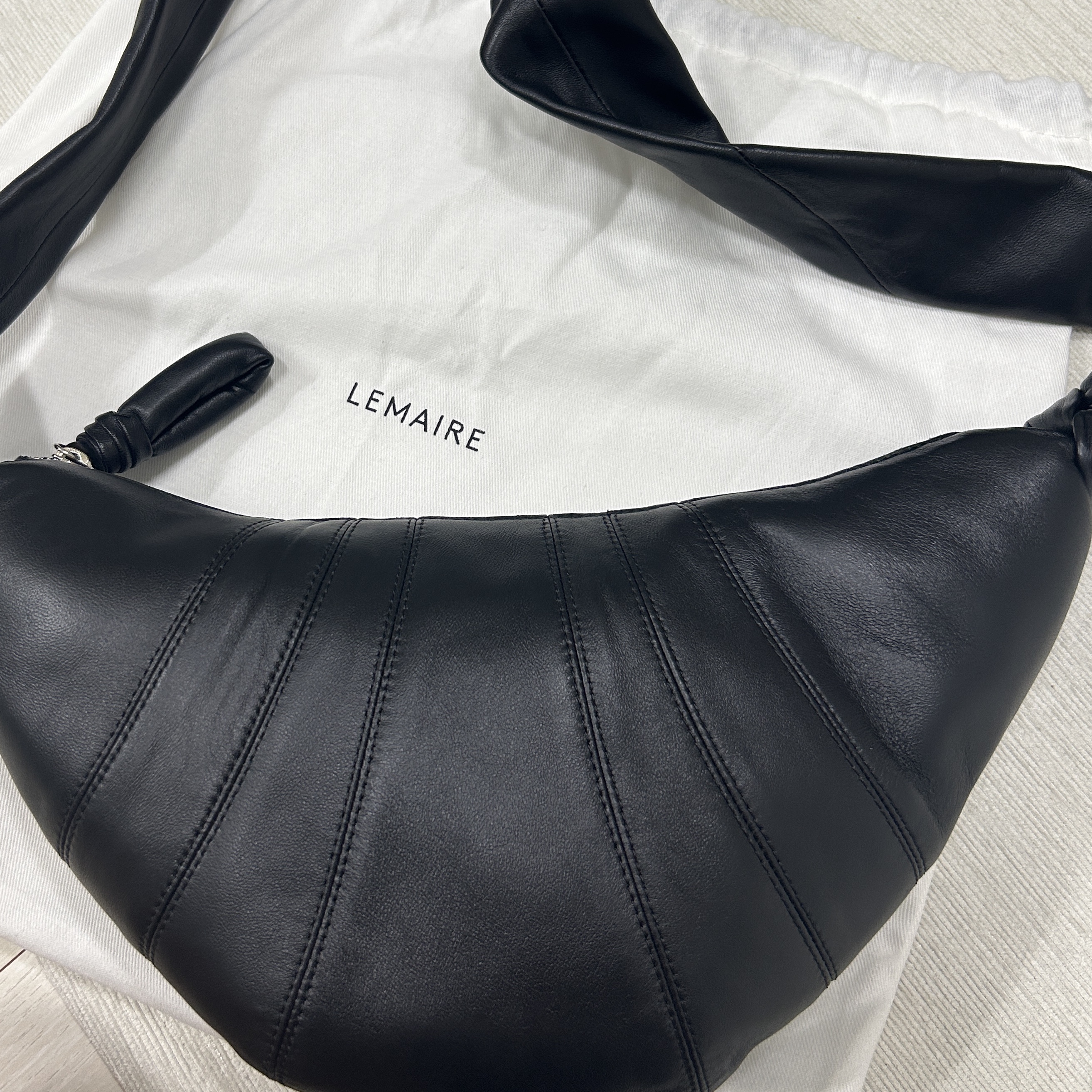 Lemaire Small Croissant Bag Soft Nappa Leather Black 착용 스타일