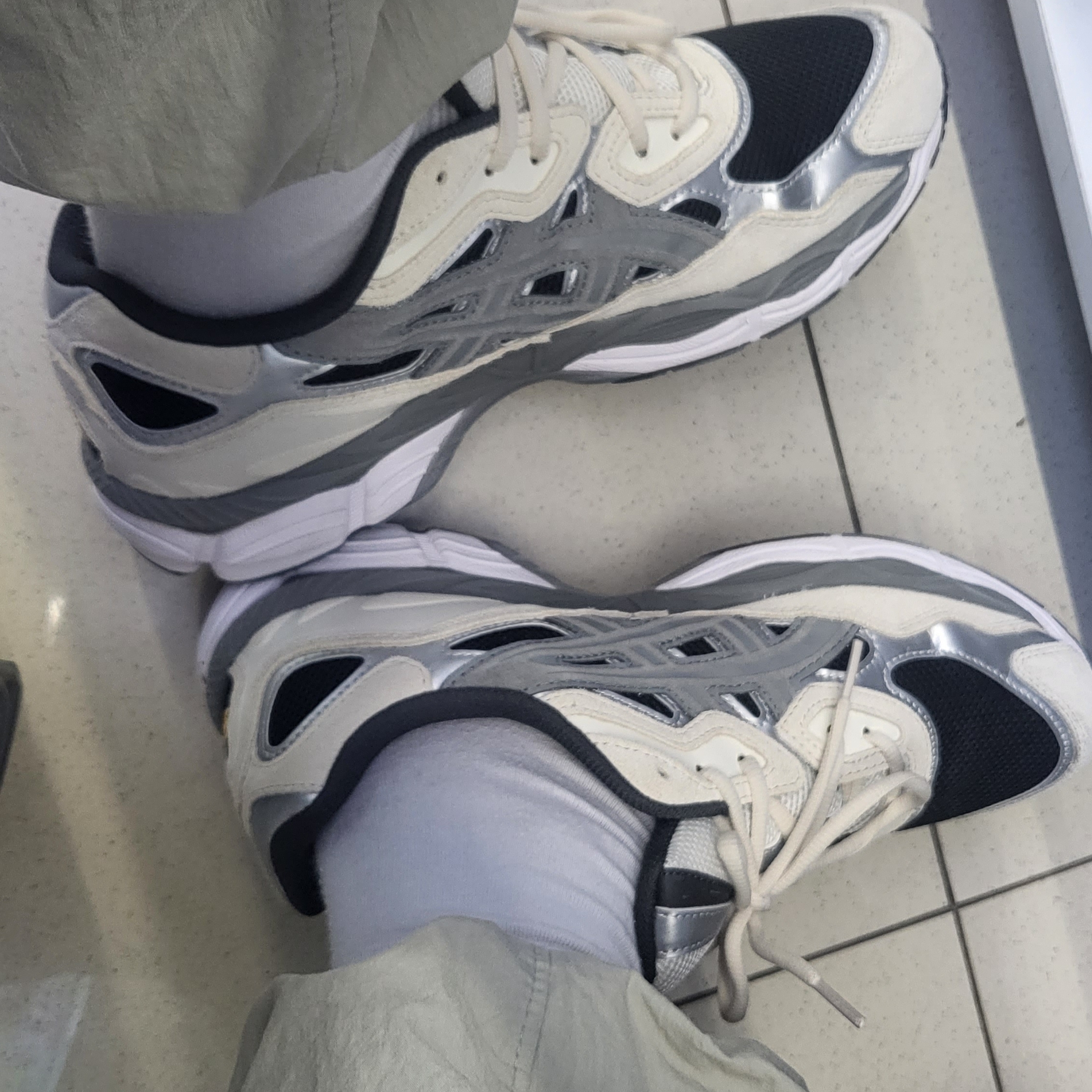 Asics Gel-NYC Black Clay Grey 착용 스타일