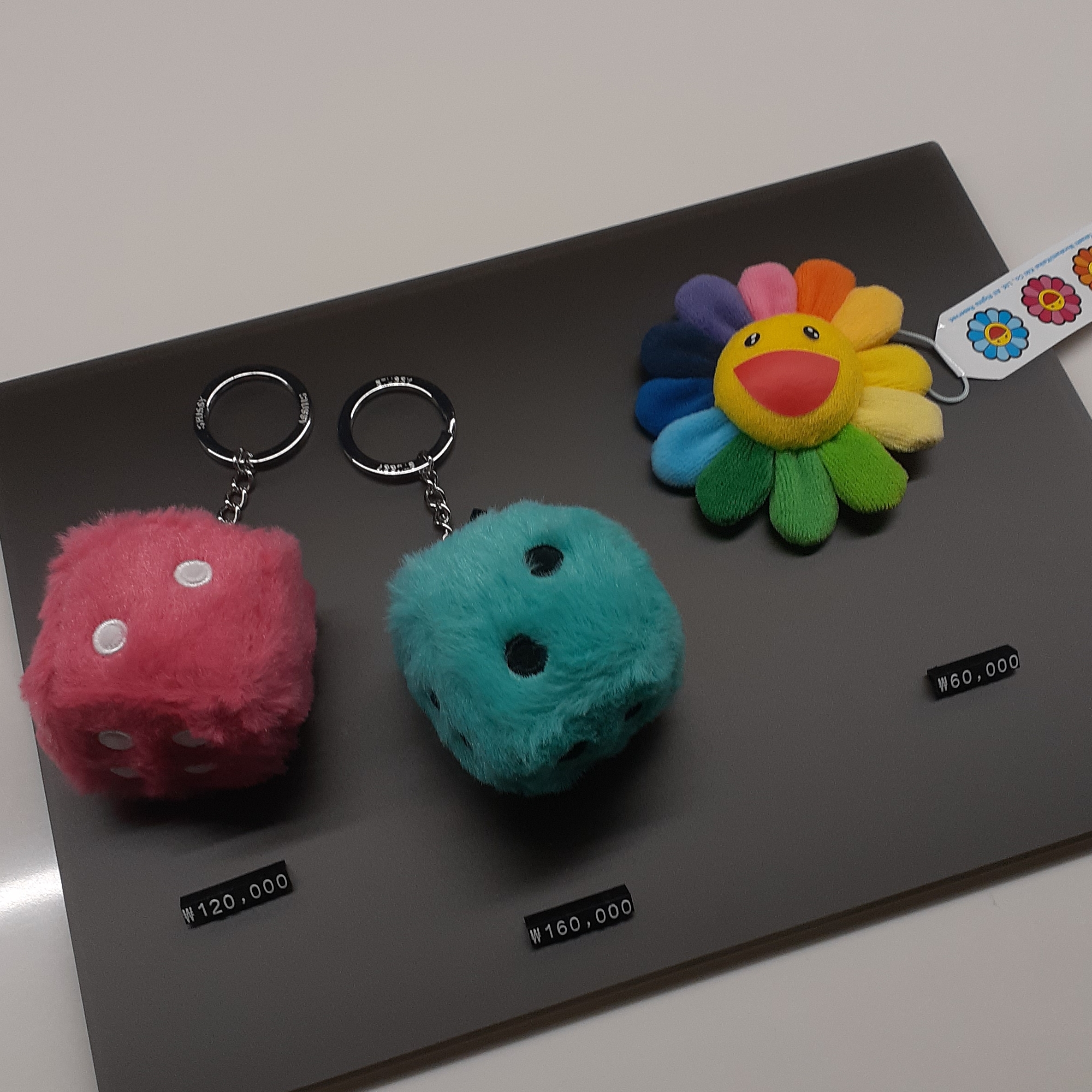 Stussy Fuzzy Dice Keychain Teal, Stussy Fuzzy Dice Keychain Pink 착용 스타일
