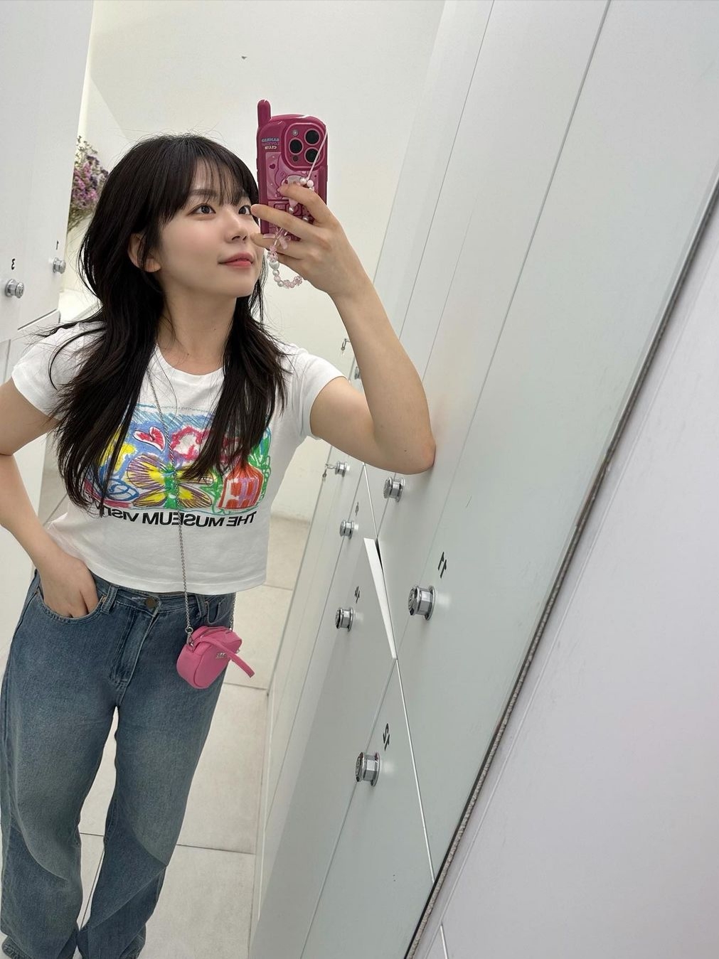 The Museum Visitor Women Crayon Art Printed T-Shirts White 착용 스타일