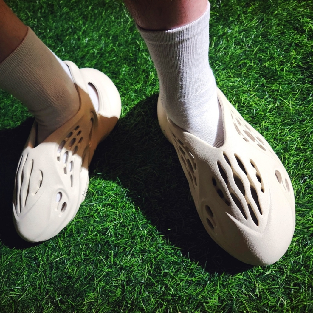 Adidas Yeezy Foam RNNR Sand 착용 스타일 - 4