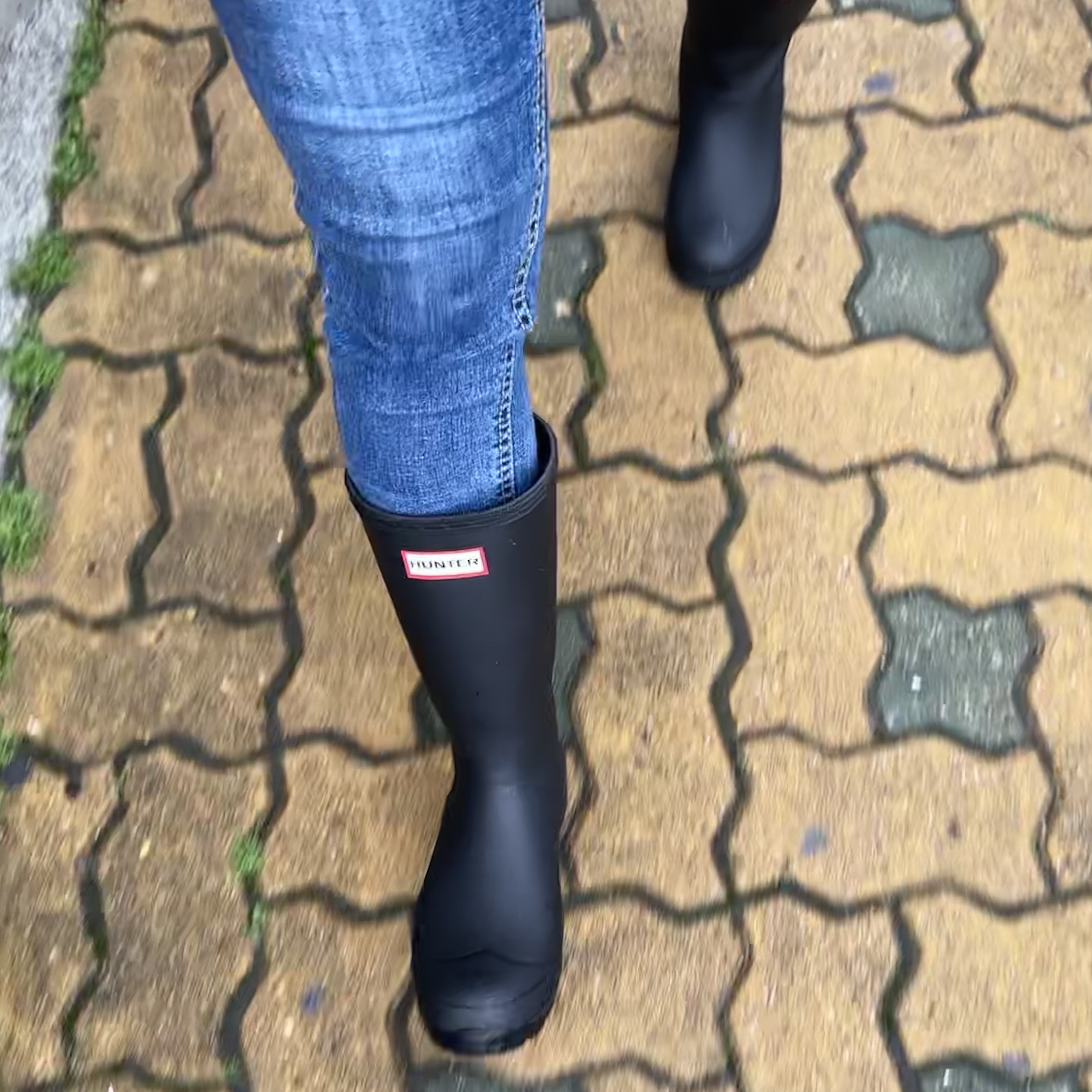 (W) Hunter Play Tall Wellington Rain Boots Black 착용 스타일