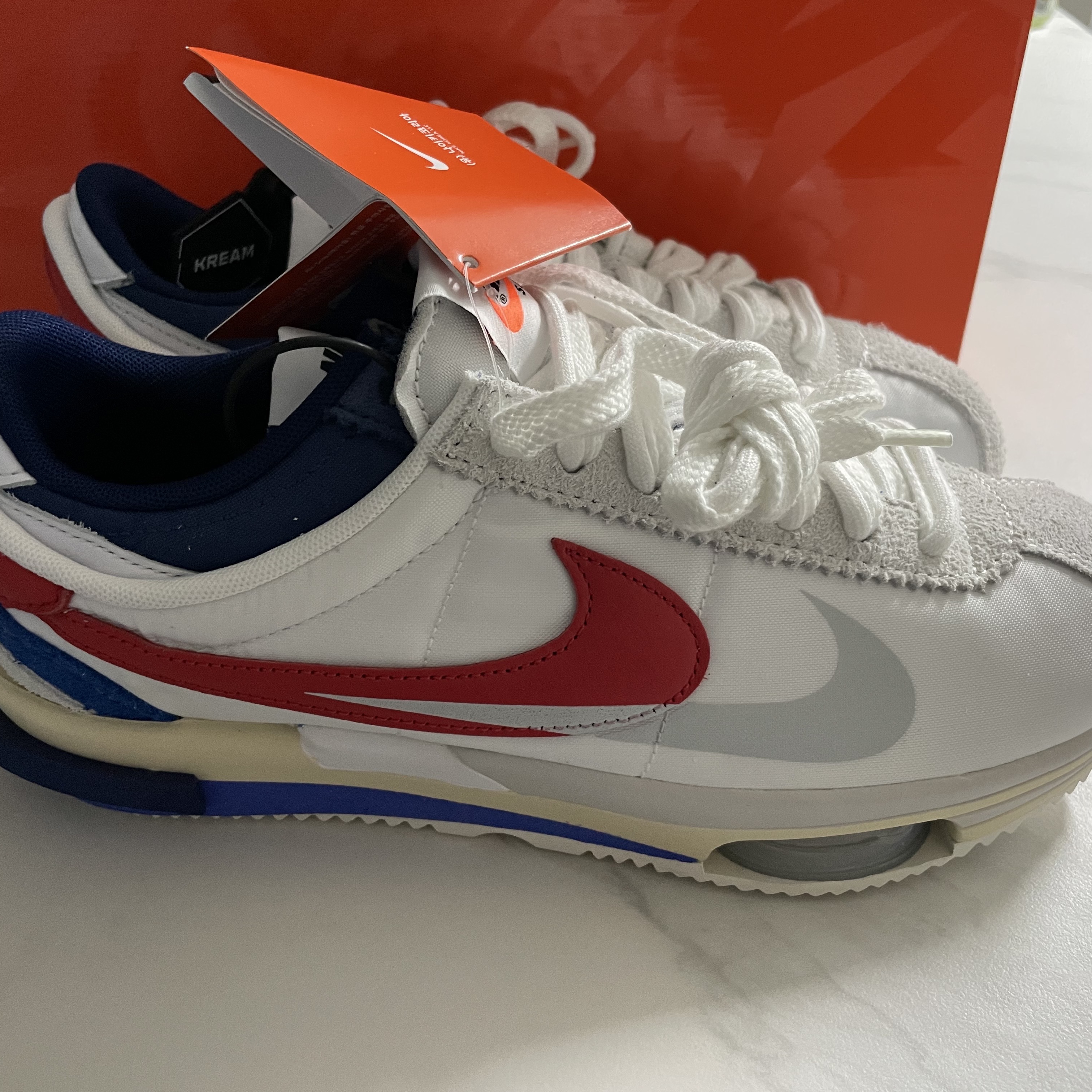 Nike x Sacai Zoom Cortez SP White and University Red 착용 스타일 - 2