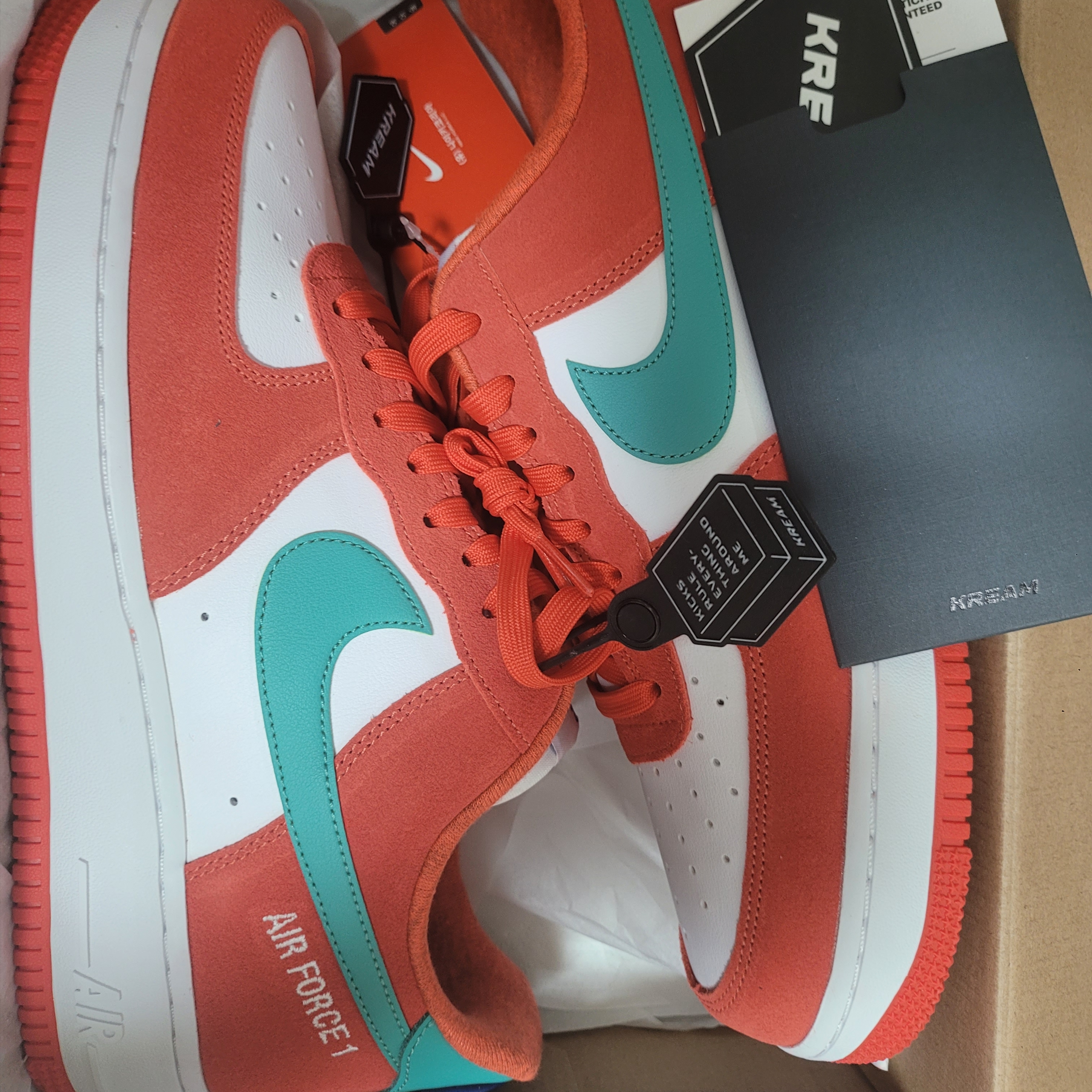 Nike Air Force 1 '07 LV8 Athletic Club Rush Orange Washed Teal 착용 스타일