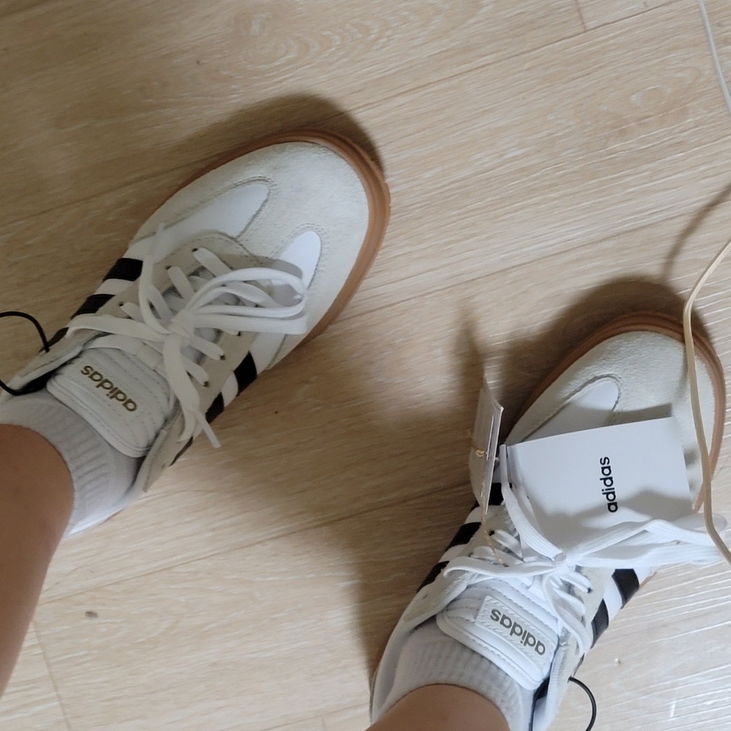 Adidas Gradas White Core Black 착용 스타일