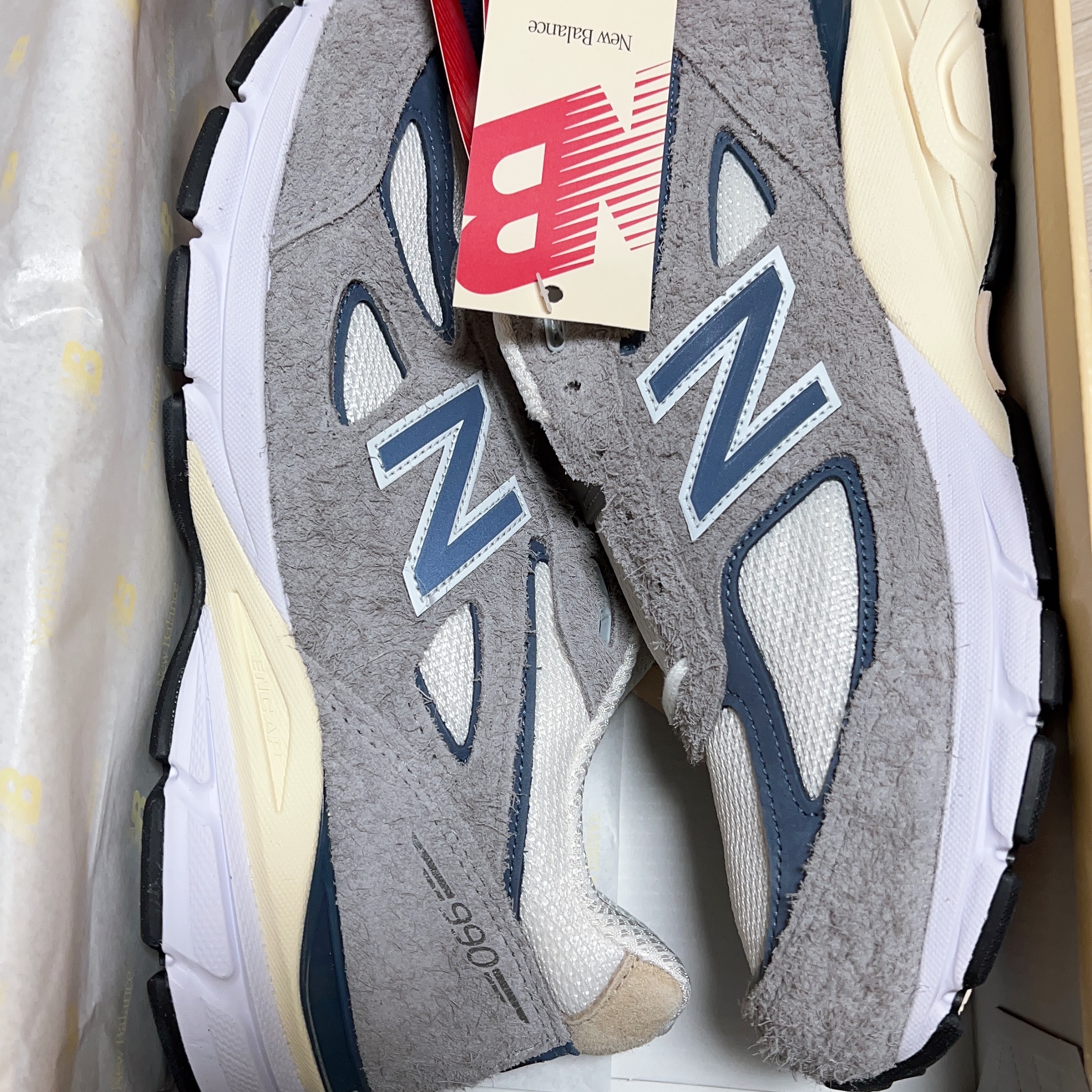 New Balance 990v4 Made in USA Gray Suede 착용 스타일 - 3