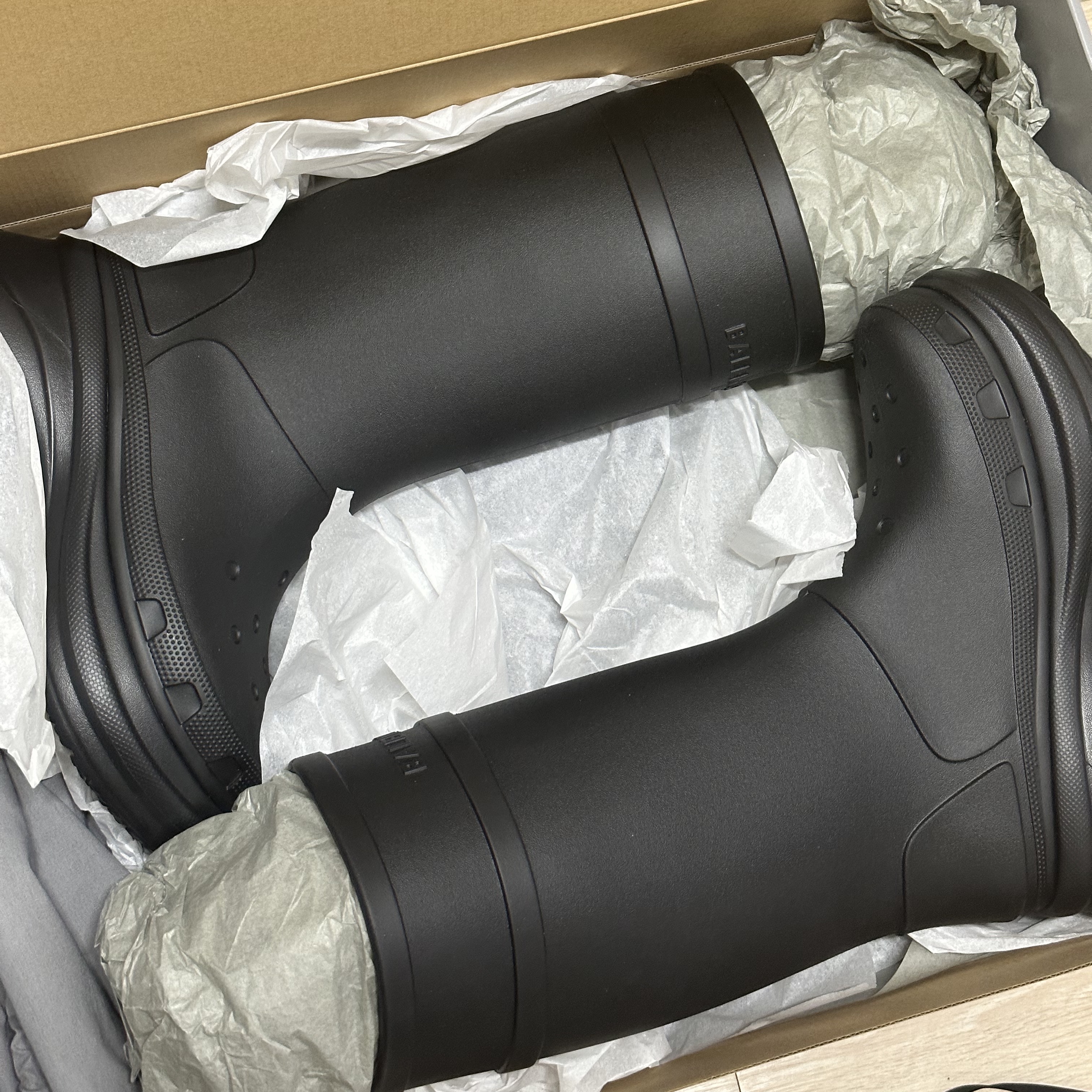 Balenciaga x Crocs Rubber Boot Black 착용 스타일