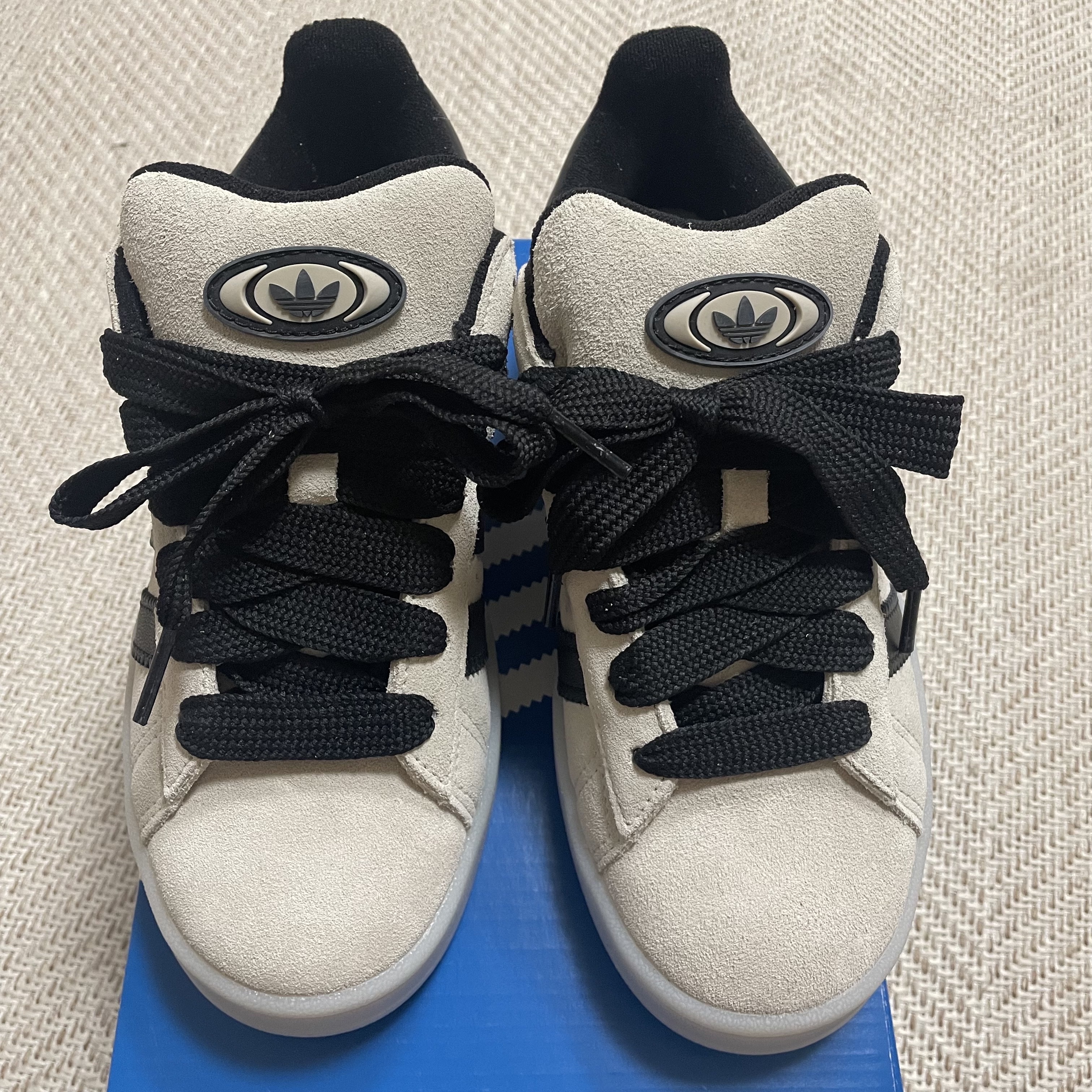 Adidas Campus 00s Aluminium Core Black 착용 스타일 - 1