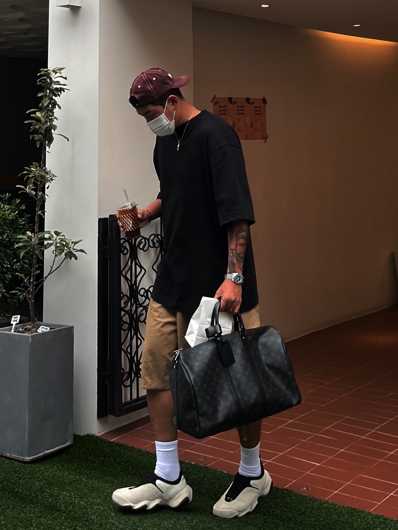 Oakley Factory Team x Brain Dead Flesh Milk Black, Louis Vuitton Keepall 45 Monogram Eclipse 착용 스타일 - 1