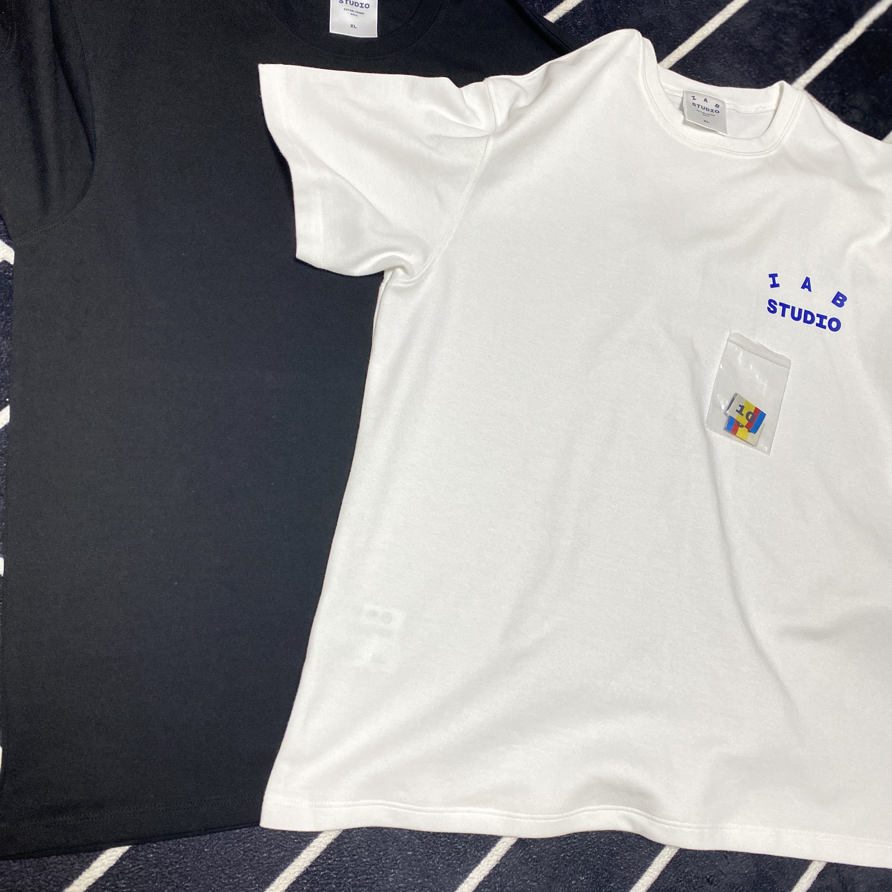 IAB Studio 10th Anniversary T-Shirts Pack White & Black (2 Pack) 착용 스타일 - 1