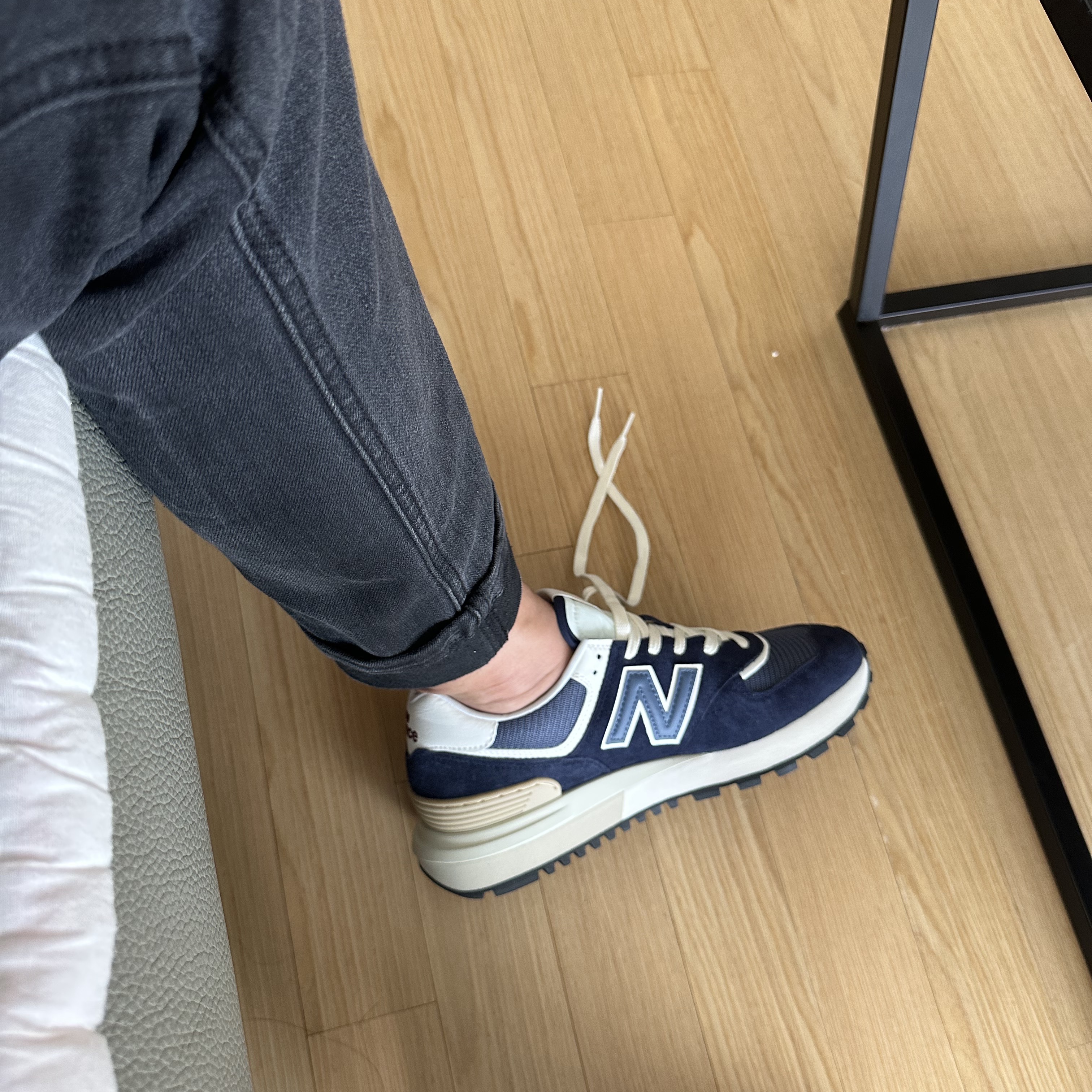New Balance 574 Legacy Navy 착용 스타일 - 2