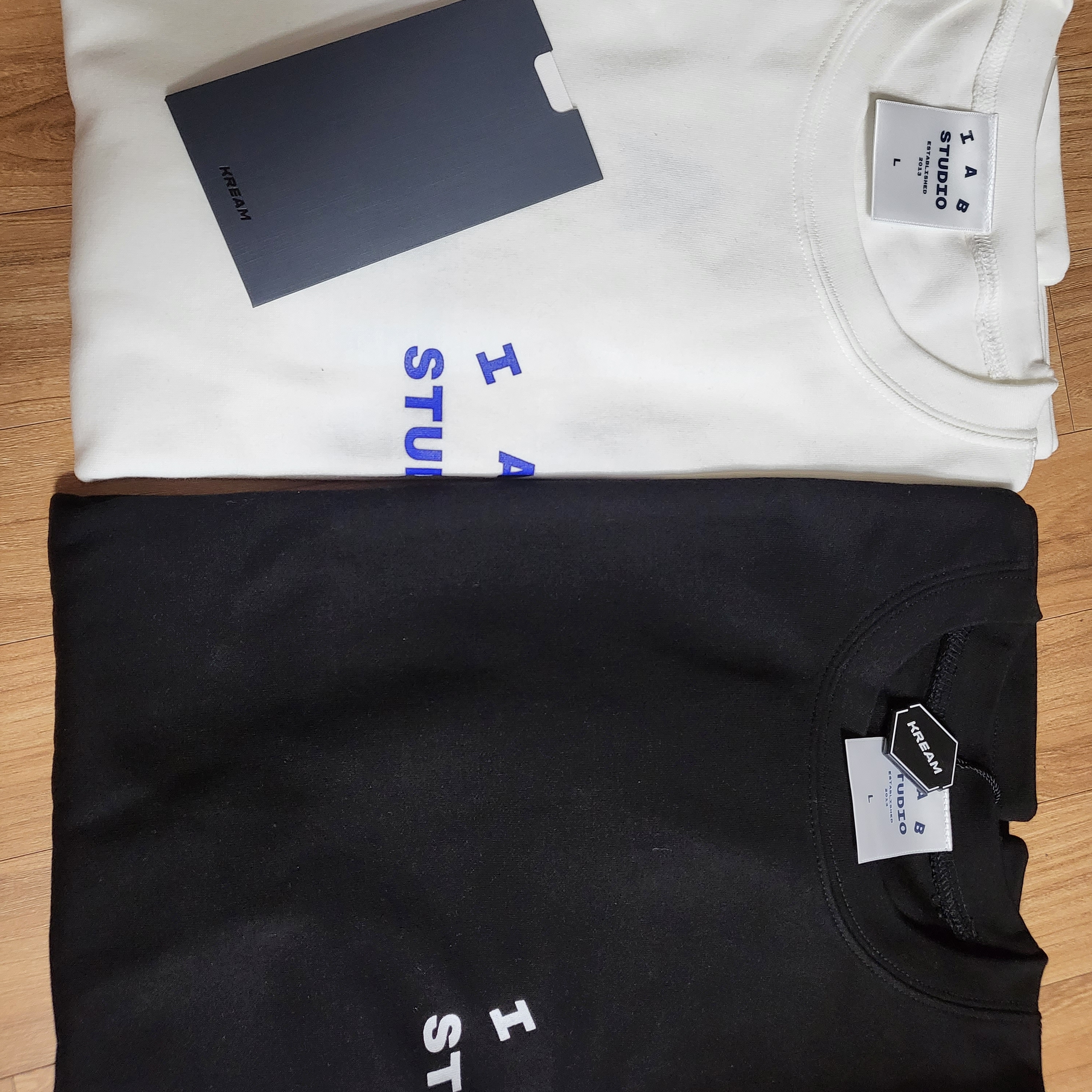 IAB Studio 10th Anniversary T-Shirts Pack White & Black (2 Pack) 착용 스타일