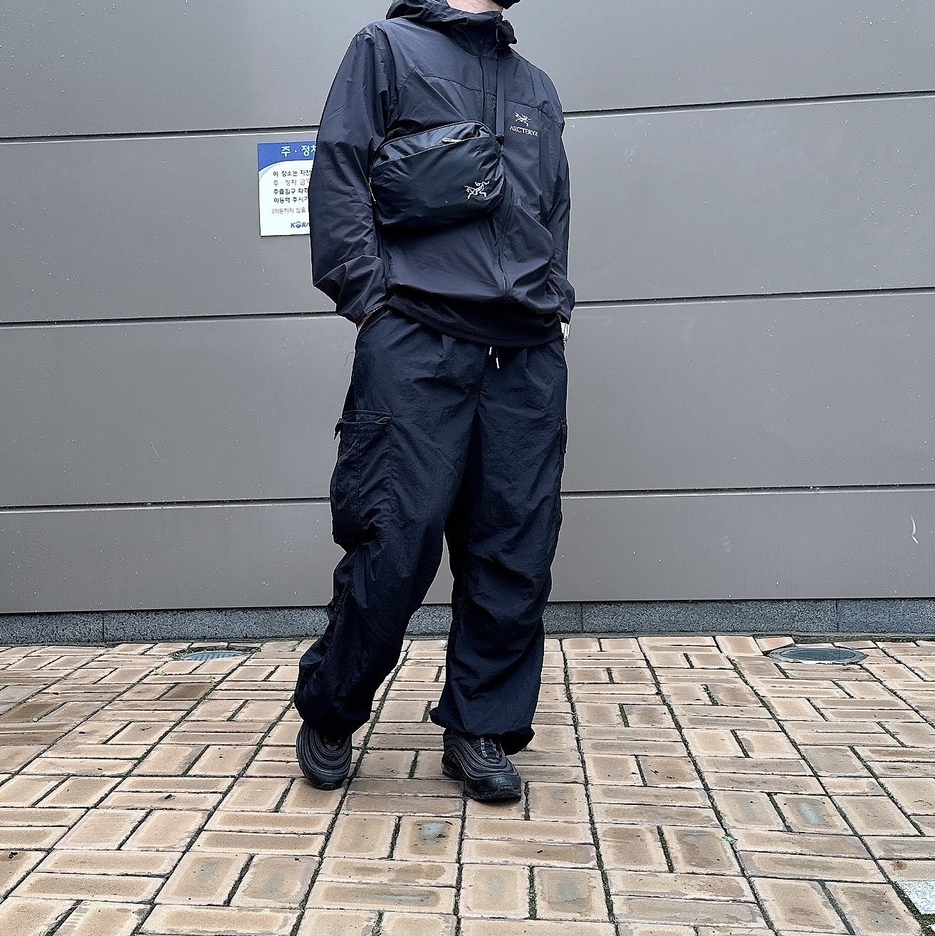 Arc'teryx Squamish Hoody Black, Arc'teryx Heliad 6 Crossbody Bag Black 착용 스타일