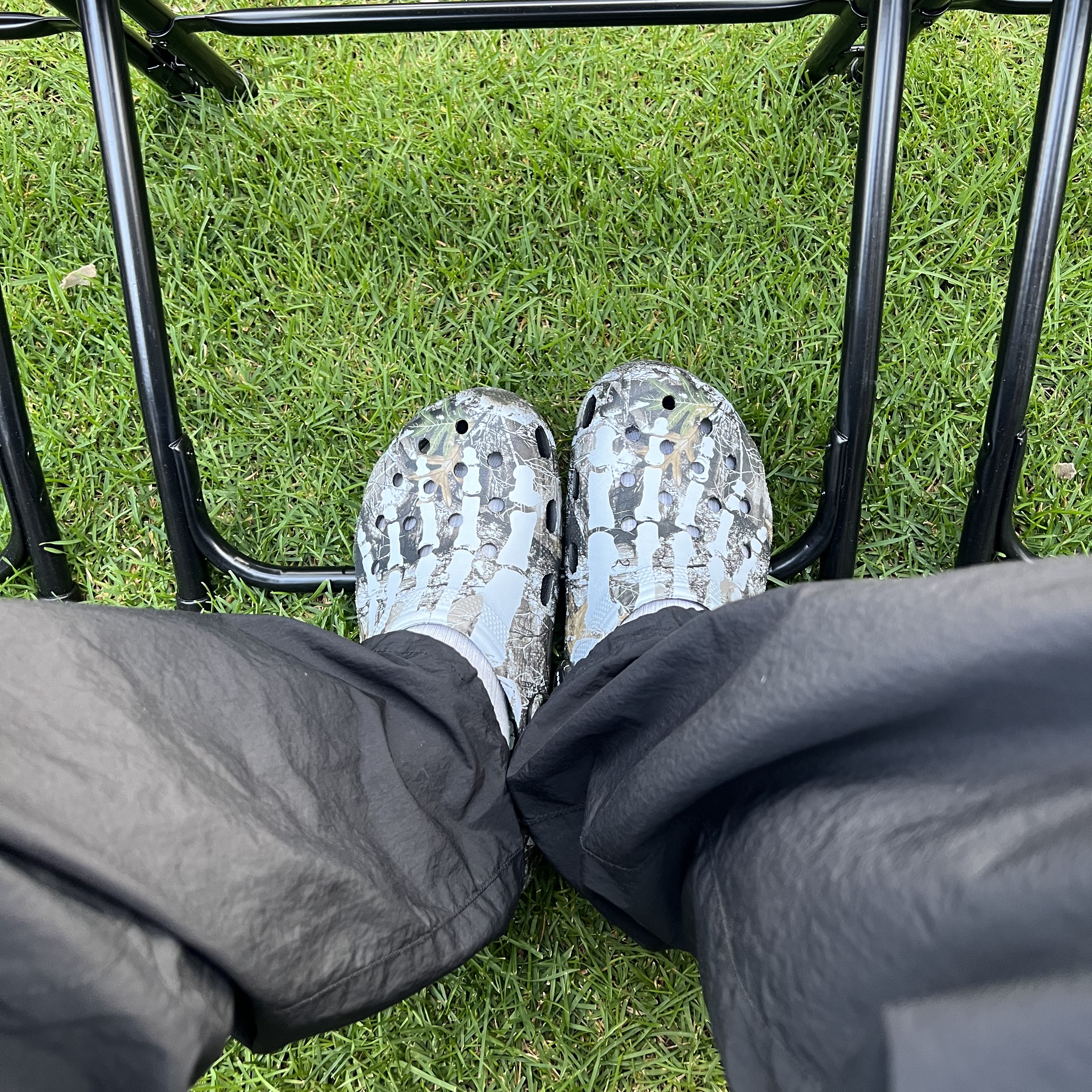 Crocs x Pleasures Clog Camo 착용 스타일