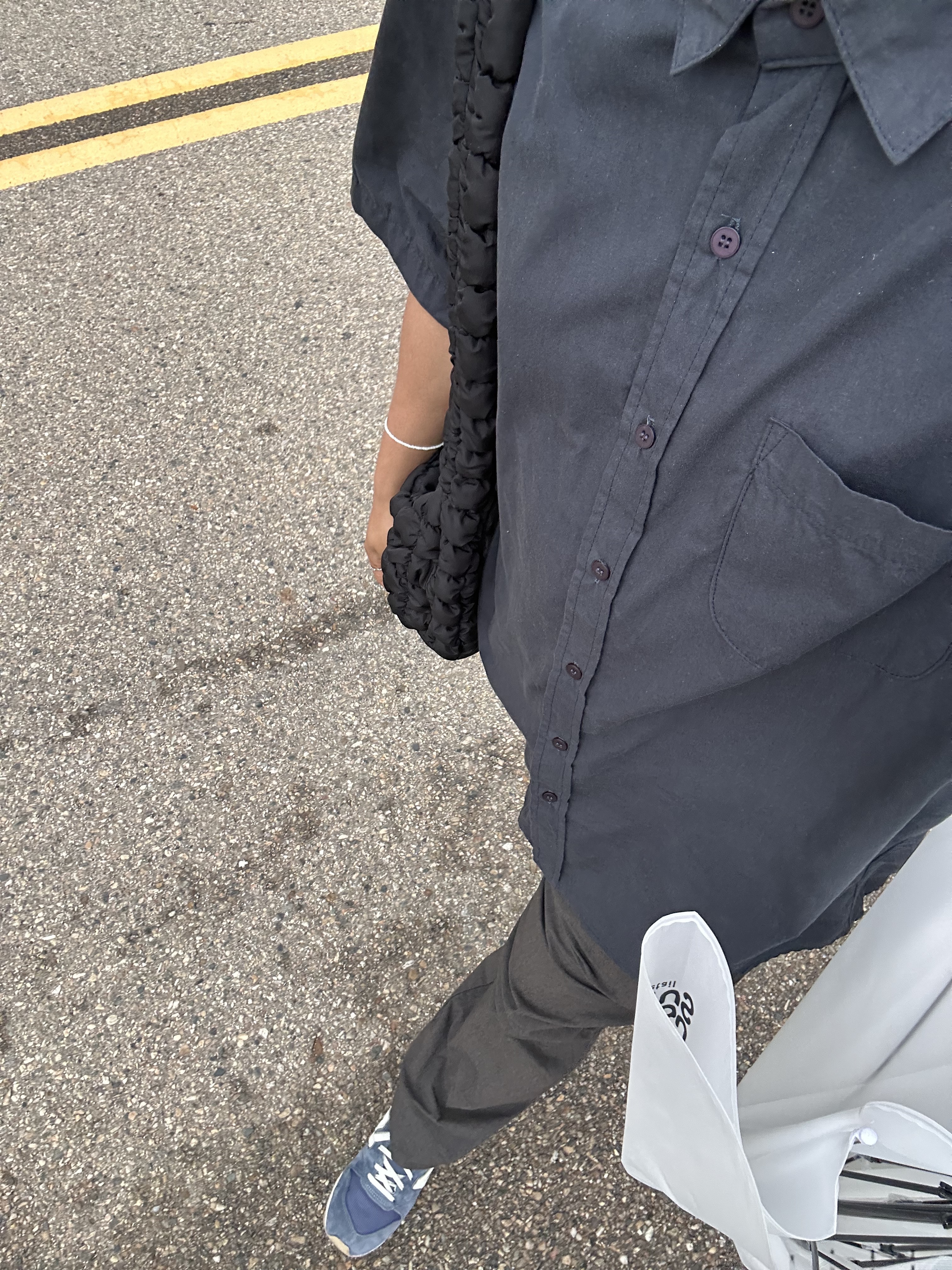 COS Quilted Messenger Bag Black 착용 스타일
