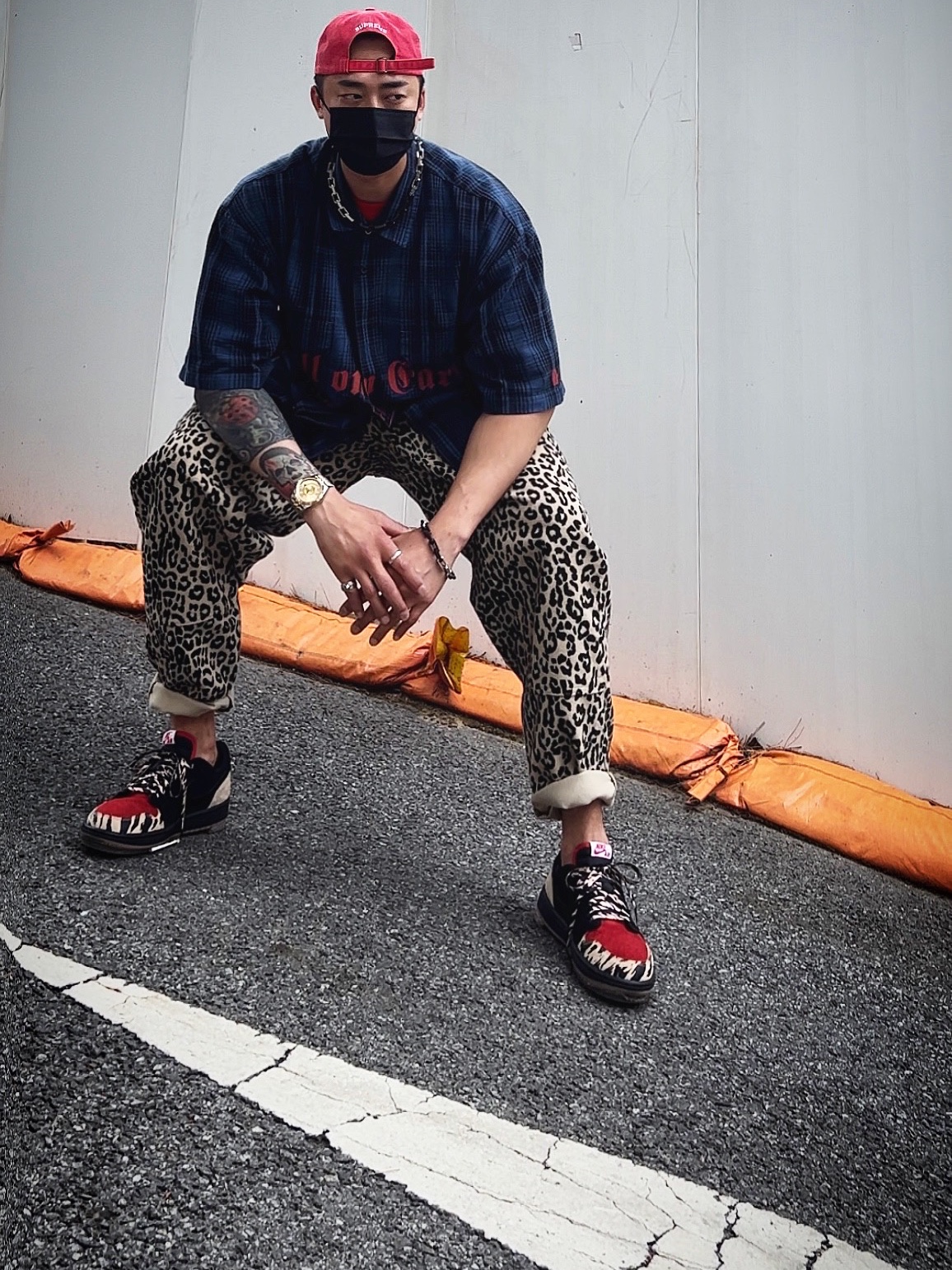 Supreme Pigment Canvas S Logo 6-Panel Red - 23SS, Supreme x MLB Kanji Teams T-Shirt Yankees Red - 22FW 착용 스타일 - 3
