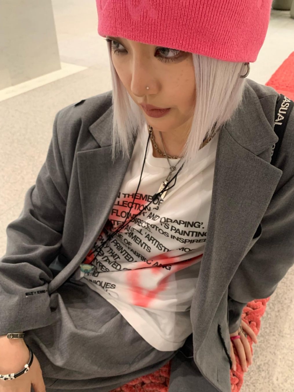 The Museum Visitor Heart Sprayed T-Shirts White 착용 스타일 - 1