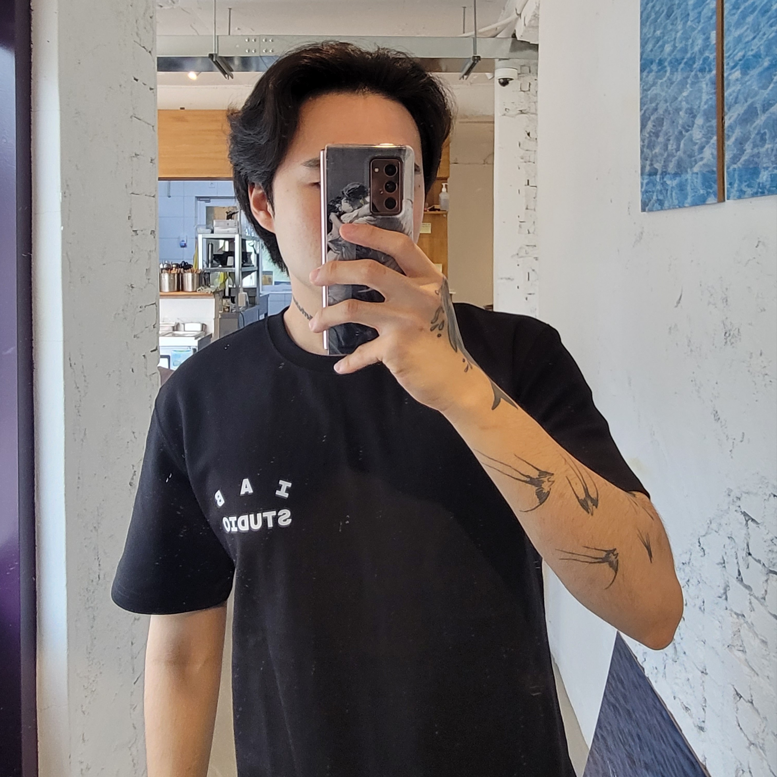 IAB Studio 10th Anniversary T-Shirts Pack White & Black (2 Pack) 착용 스타일