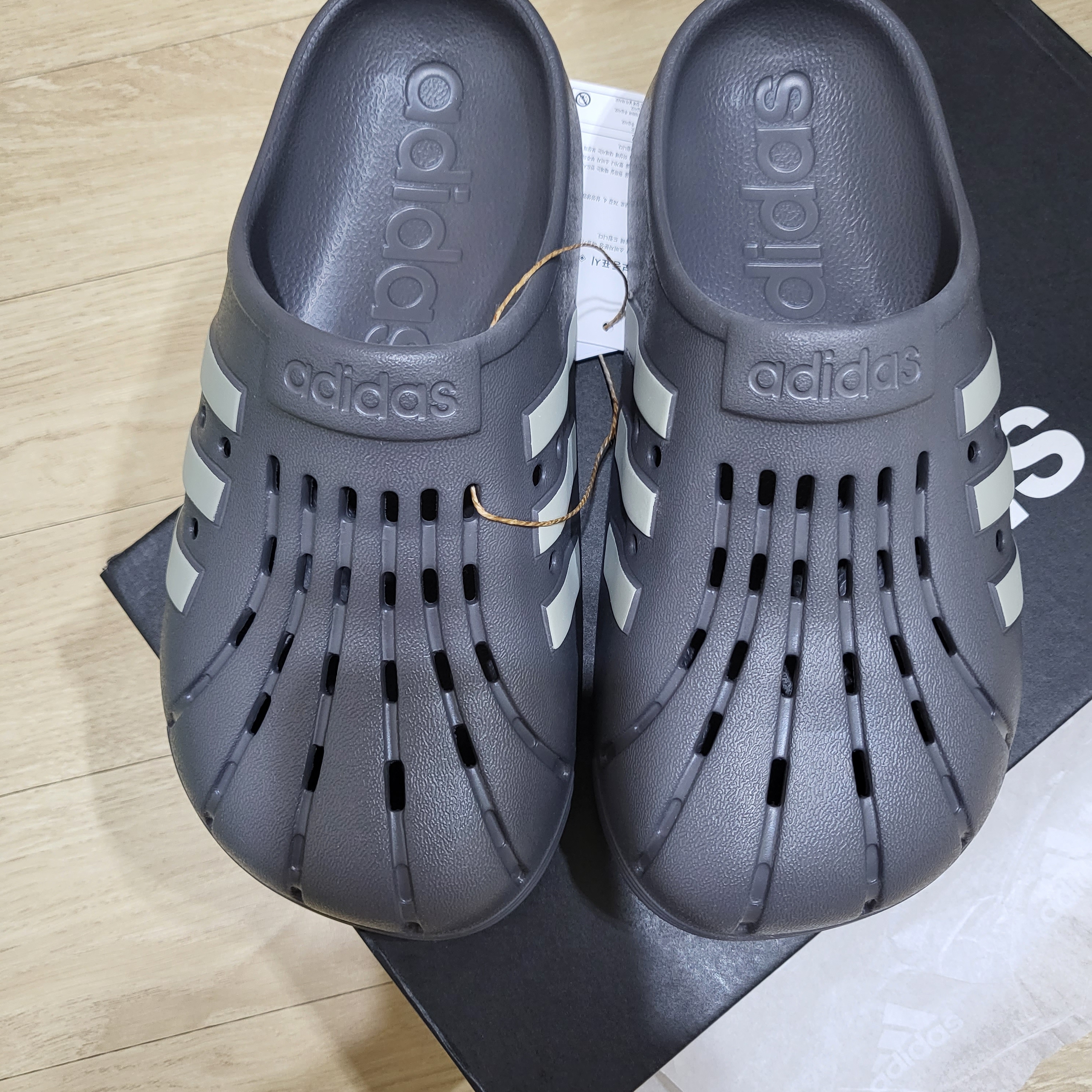 Adidas Adilette Clogs Grey Four 착용 스타일 - 1