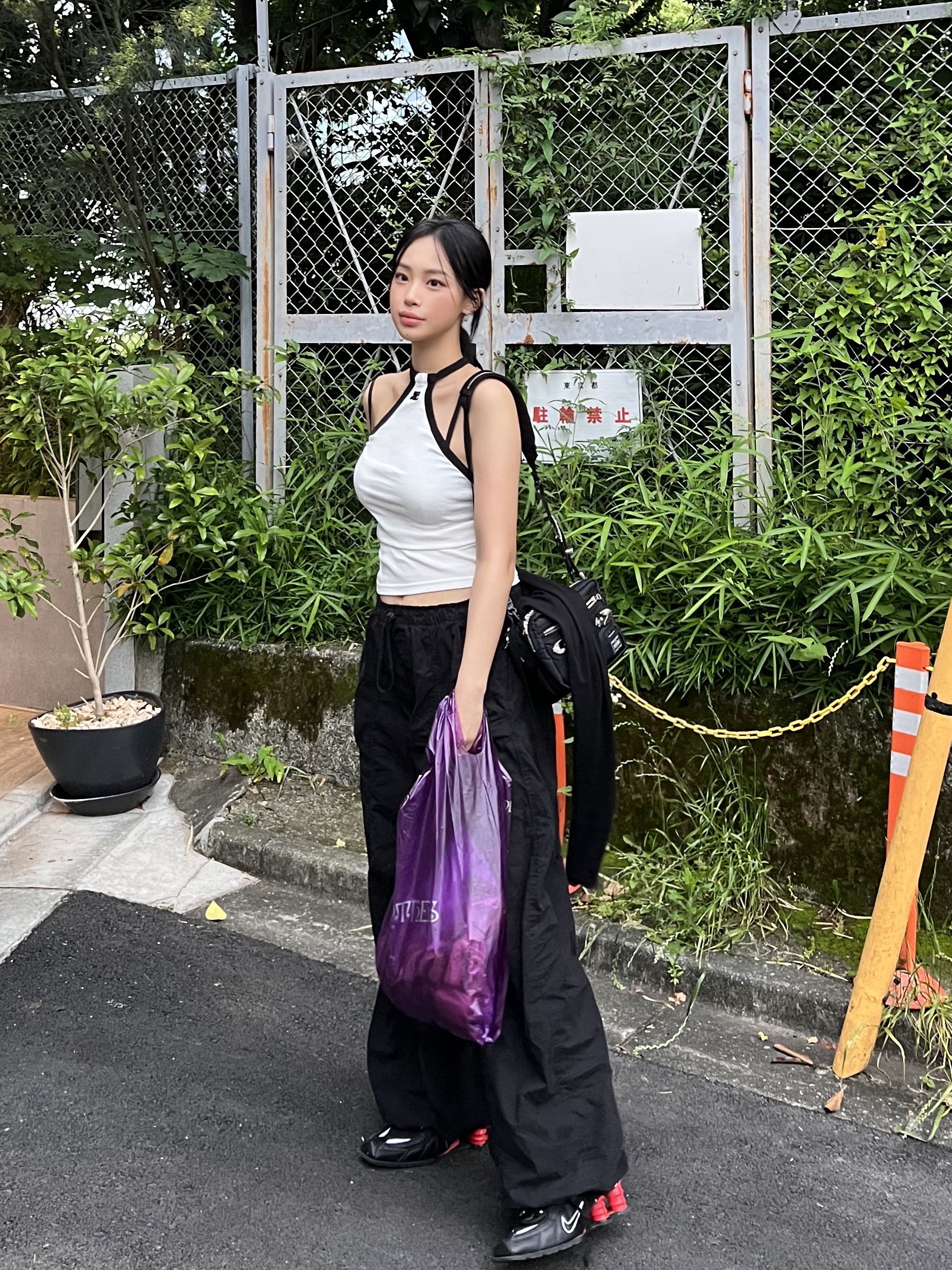 (W) Courreges Light Ribs Contrast Tank Top Heritage White Black, (W) Courreges Light Ribs Contrast Crop Top Heritage White Black 착용 스타일 - 2