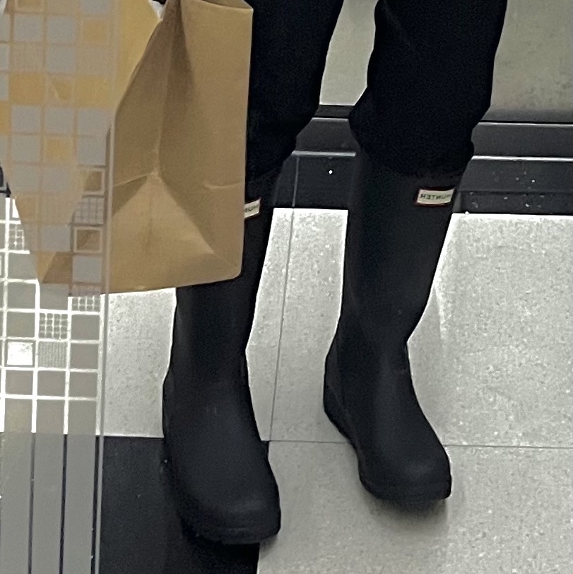 (W) Hunter Play Tall Wellington Rain Boots Black 착용 스타일 - 1