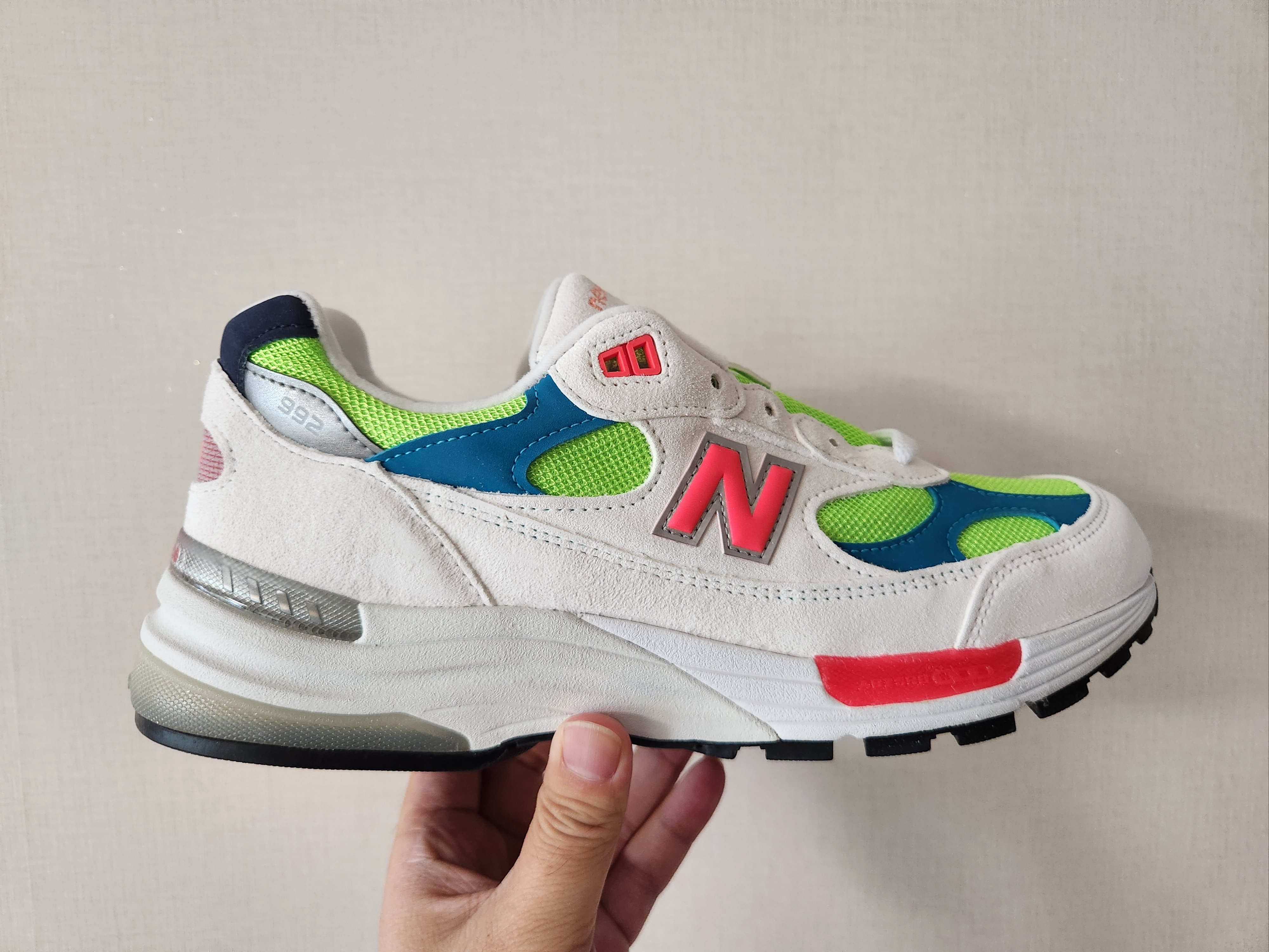 New Balance 992 Made in USA White Neon 착용 스타일