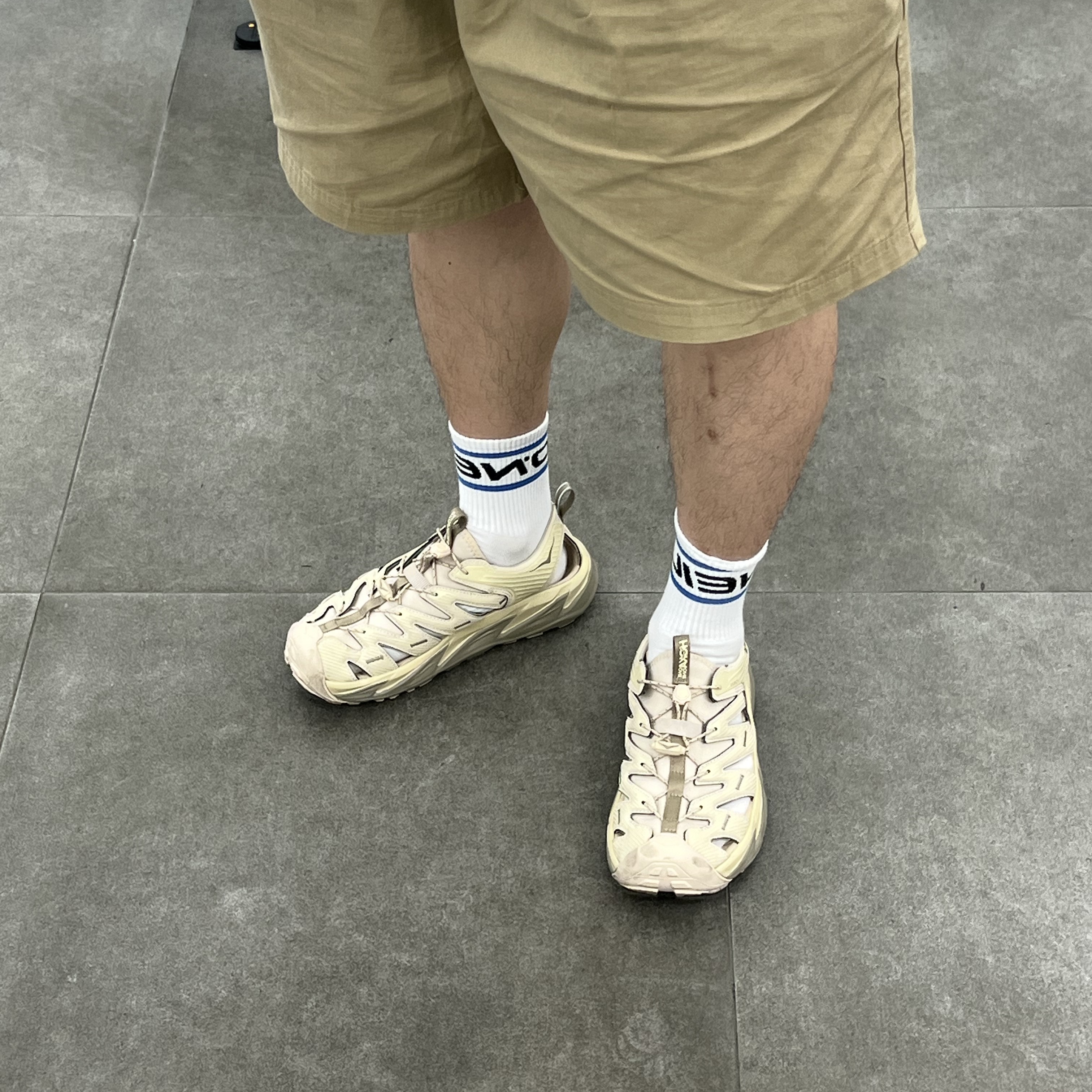 Hoka Hopara Shifting Sand Dune 착용 스타일