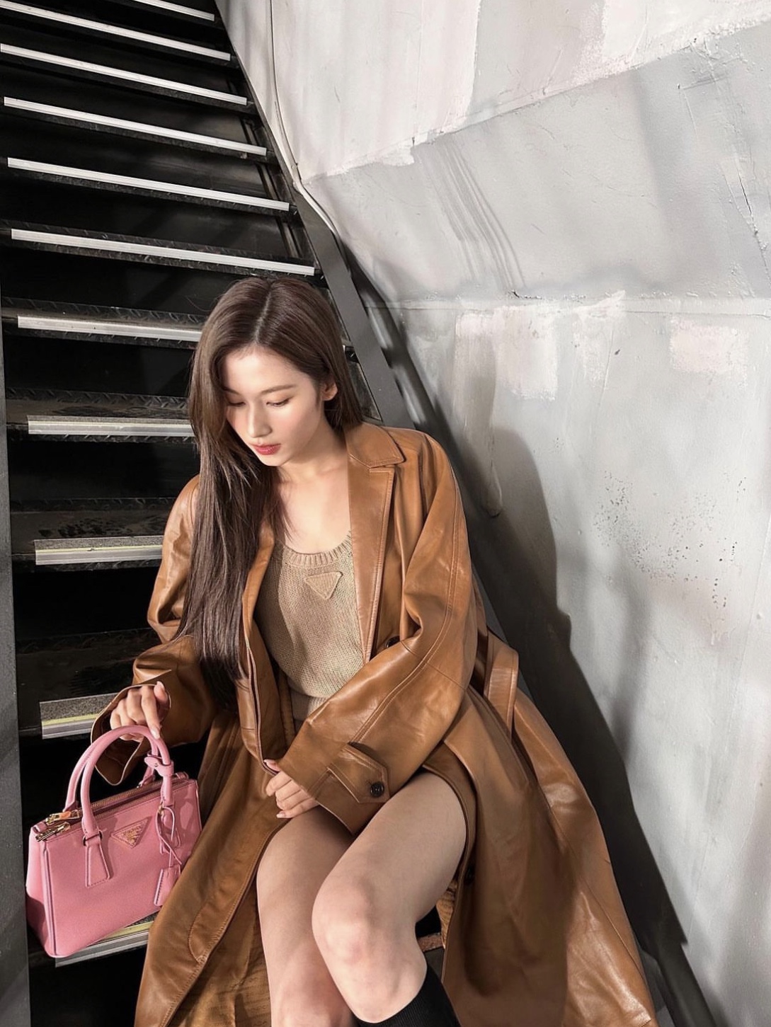 Prada Saffiano Leather Mini Bag Petal Pink 착용 스타일 - 2