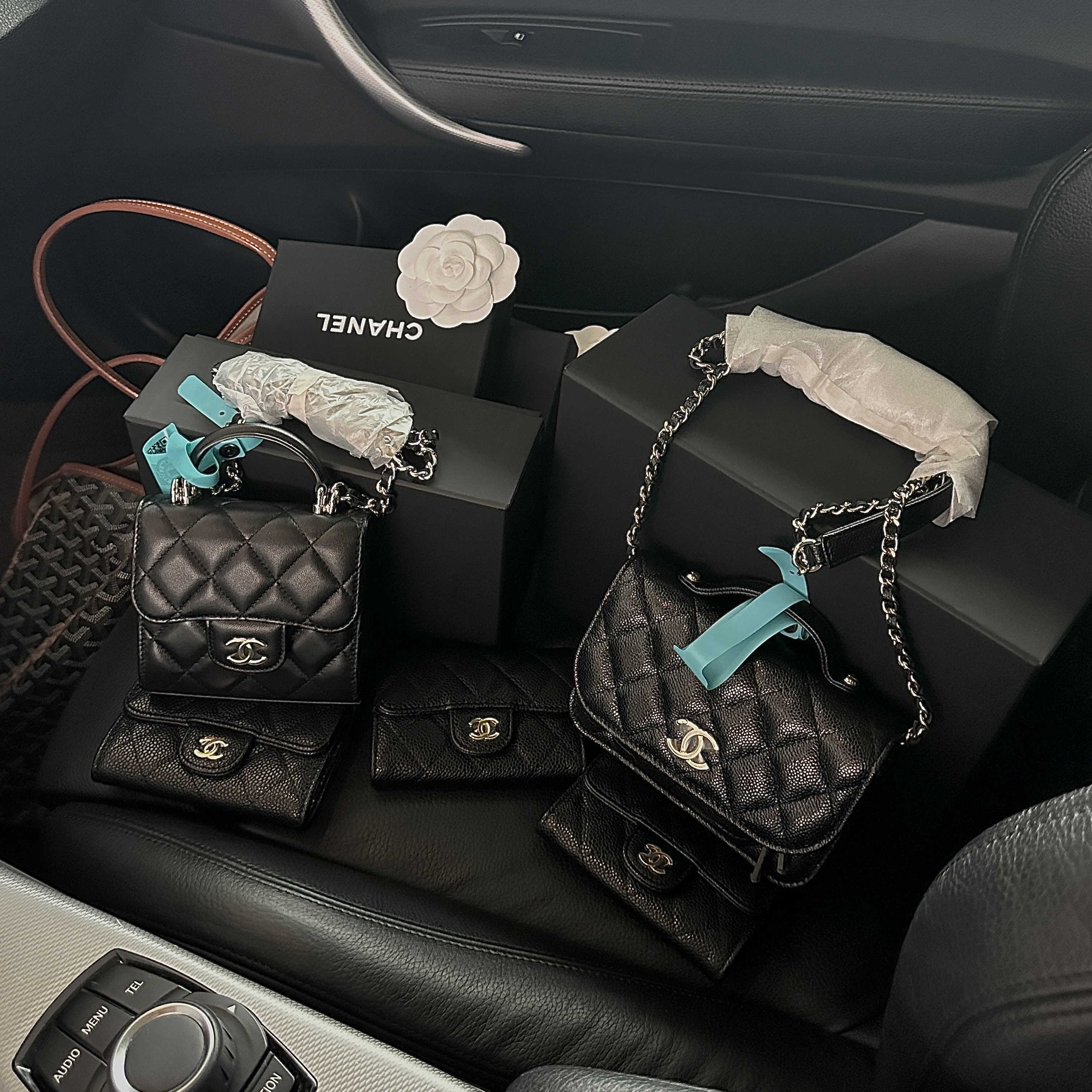 Chanel Clutch with Chain Grained Calfskin & Gold Black, Chanel Clutch with Chain Lambskin & Gold Black 착용 스타일