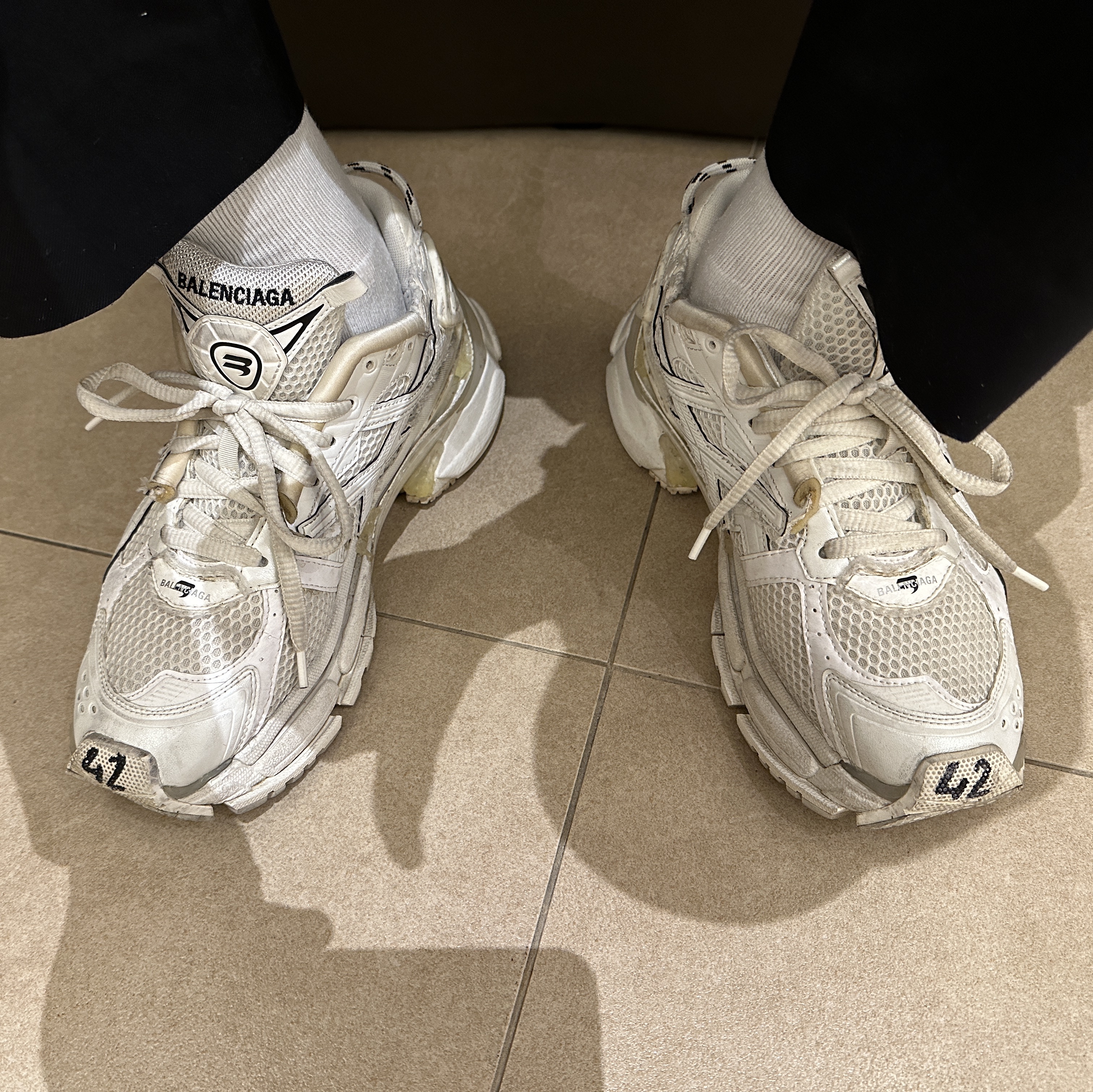 Balenciaga Runner Sneakers White 착용 스타일