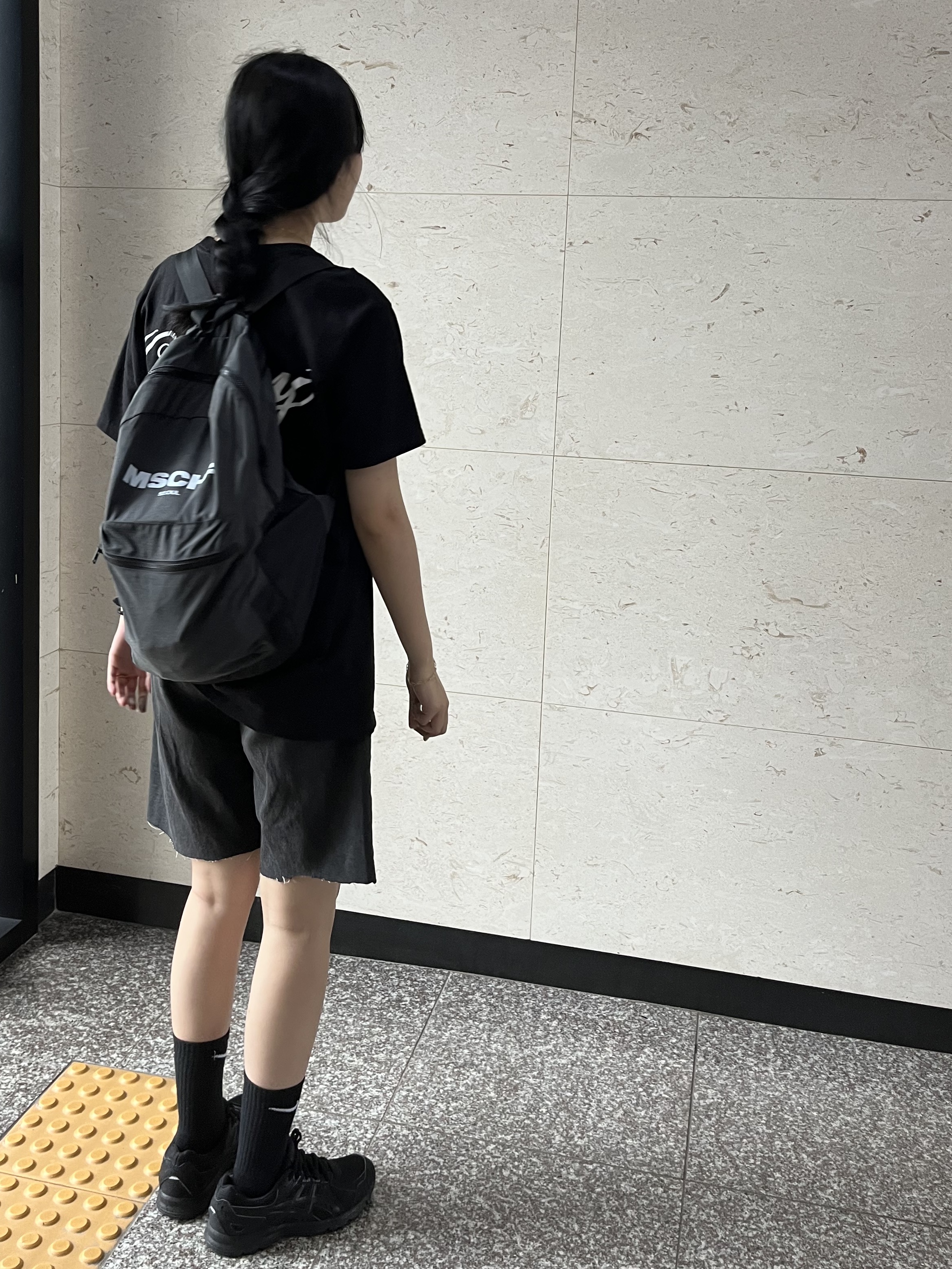Stussy World Tour T-Shirt Black, Asics Jog 100 S Black - 2E Wide 착용 스타일 - 3