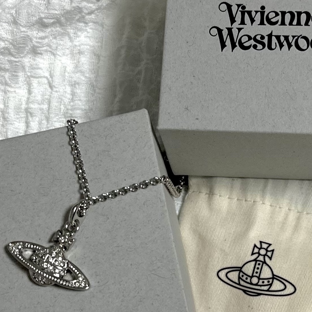 Vivienne Westwood Mini Bas Relief Pendant Silver 착용 스타일