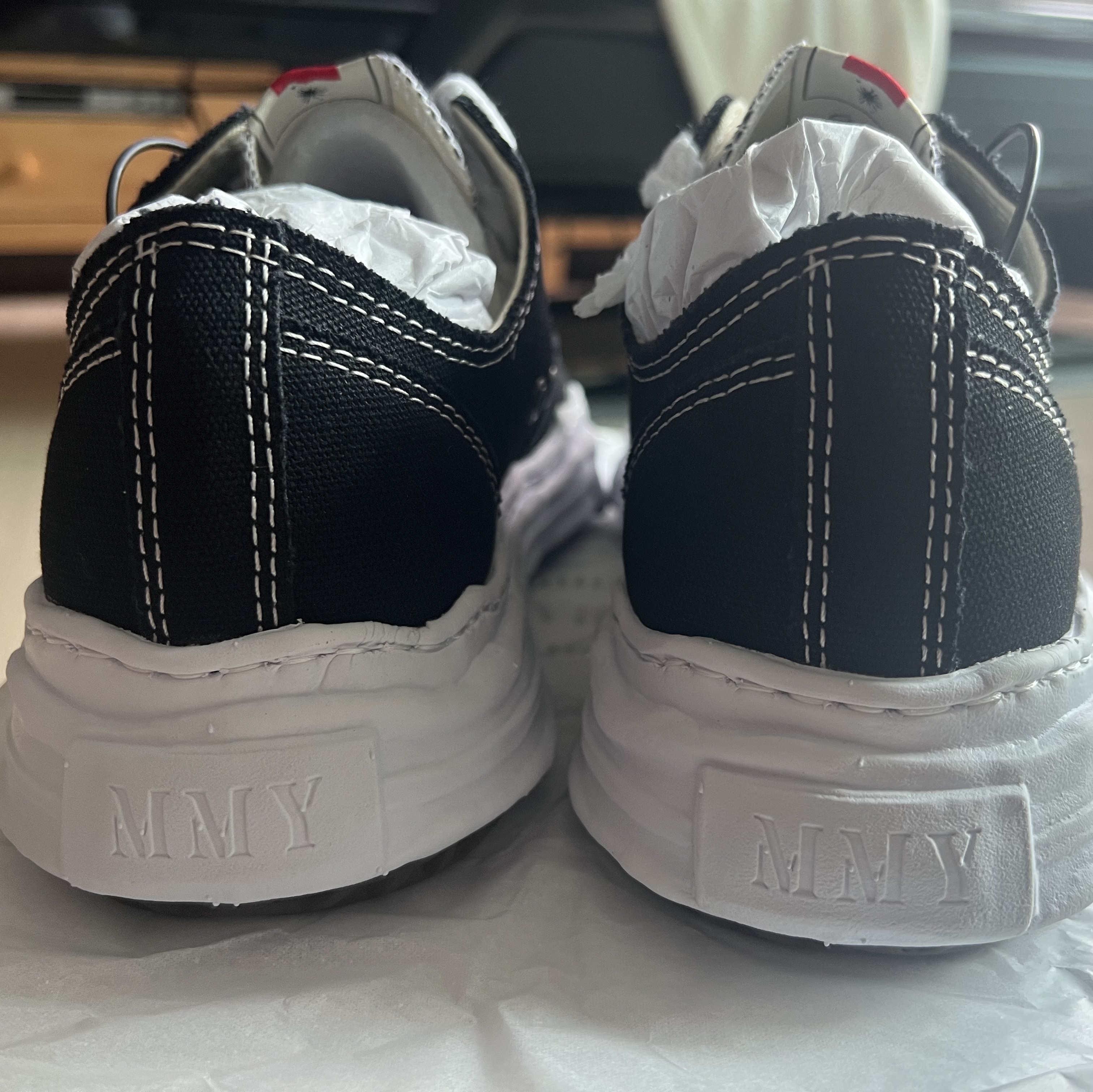 Maison Mihara Yasuhiro Hank OG Sole Canvas Low-top Sneakers Black 착용 스타일 - 3