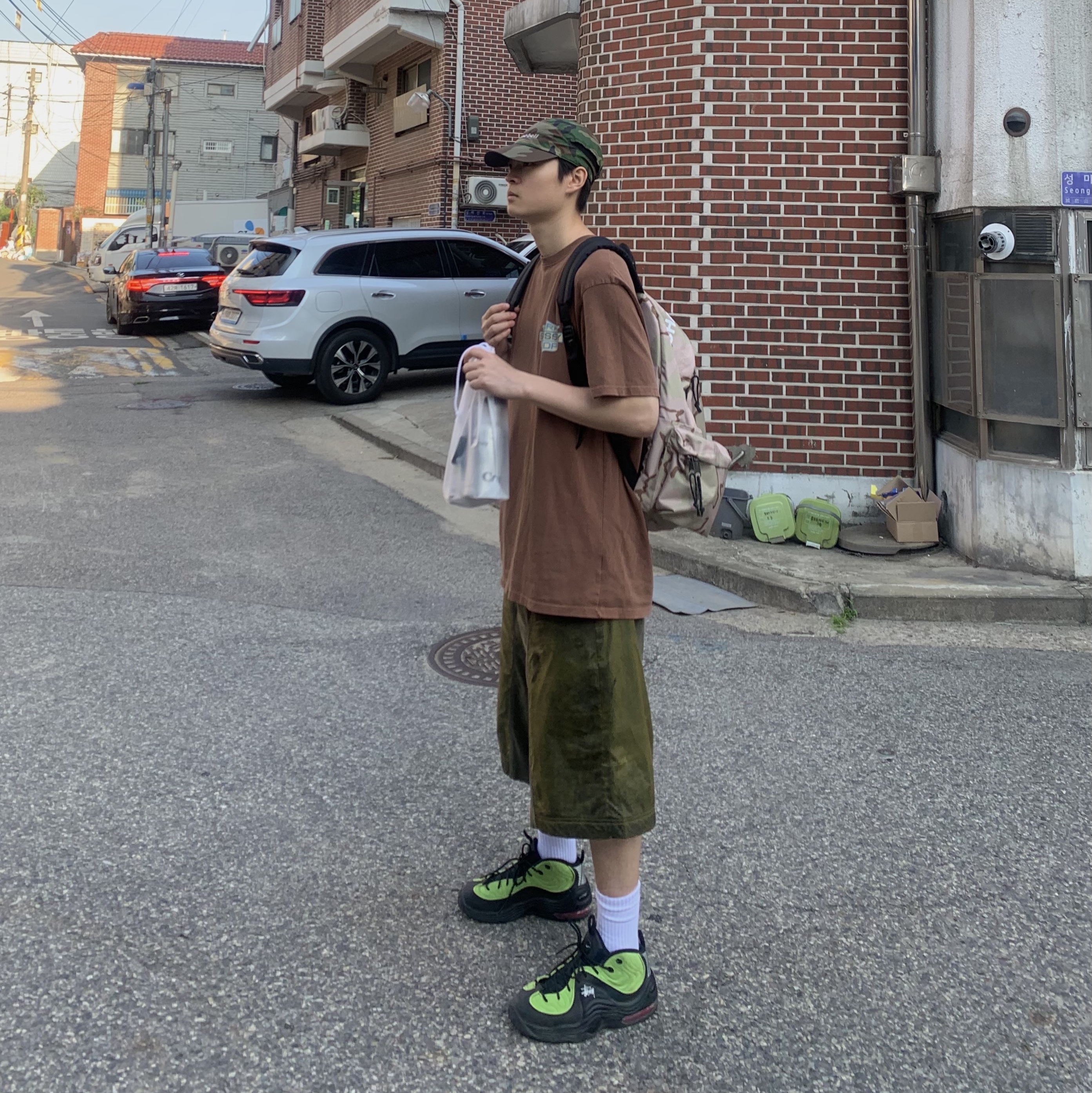 Nike x Stussy Air Penny II Vivid Green and Black, Stussy x Our Legacy Badge T-Shirt Mocha 착용 스타일 - 1
