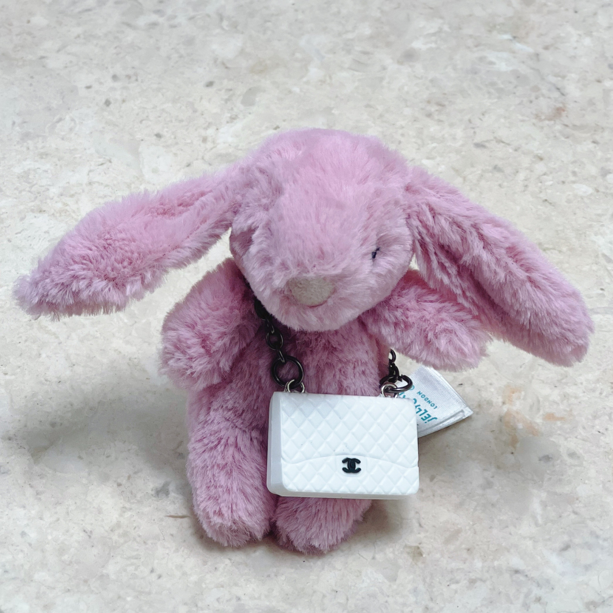 Jellycat Bashful Bunny Bag Charm Tulip, Louis Vuitton Montsouris PM Monogram Black 착용 스타일 - 1