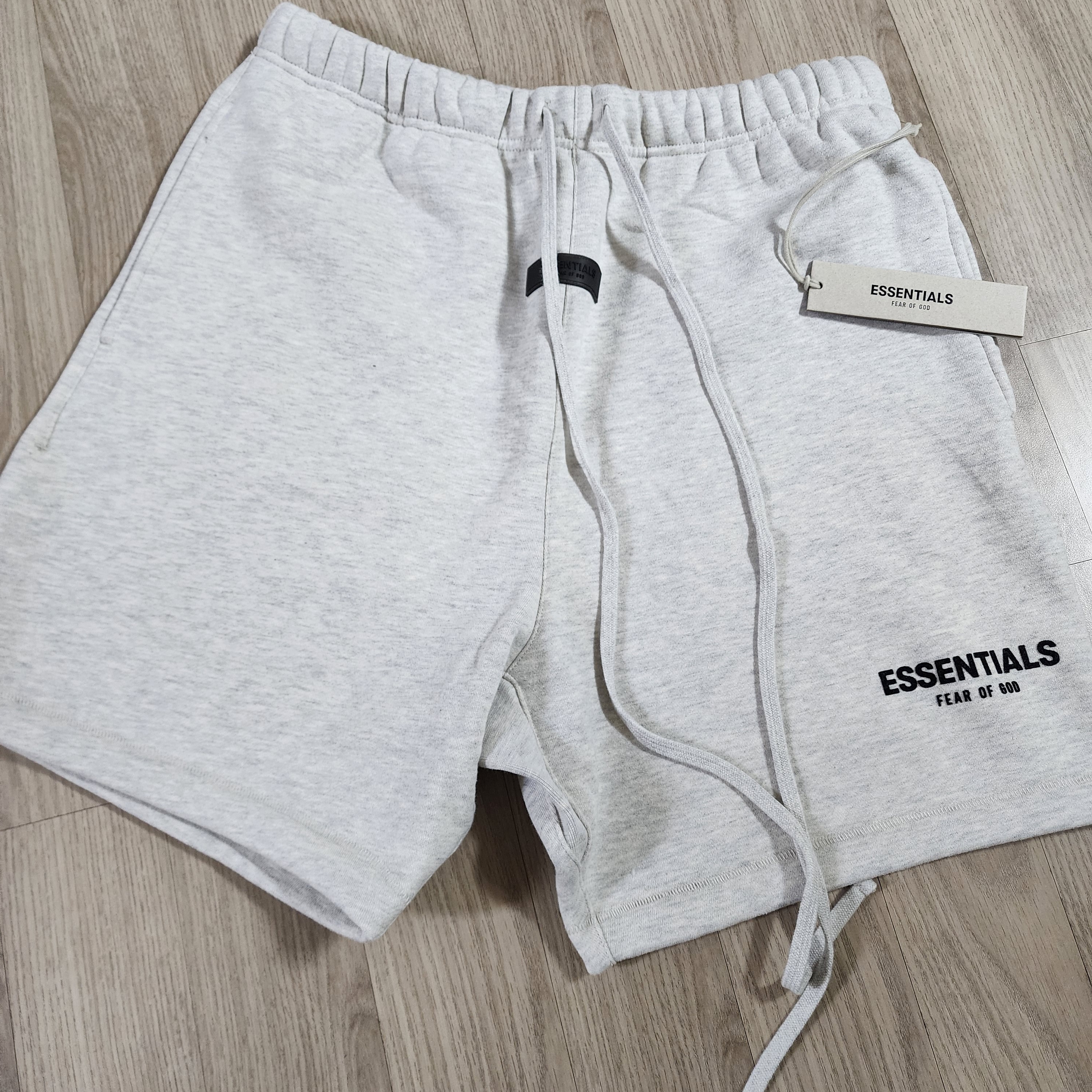 Essentials The Core Collection Sweatshorts Light Oatmeal 착용 스타일