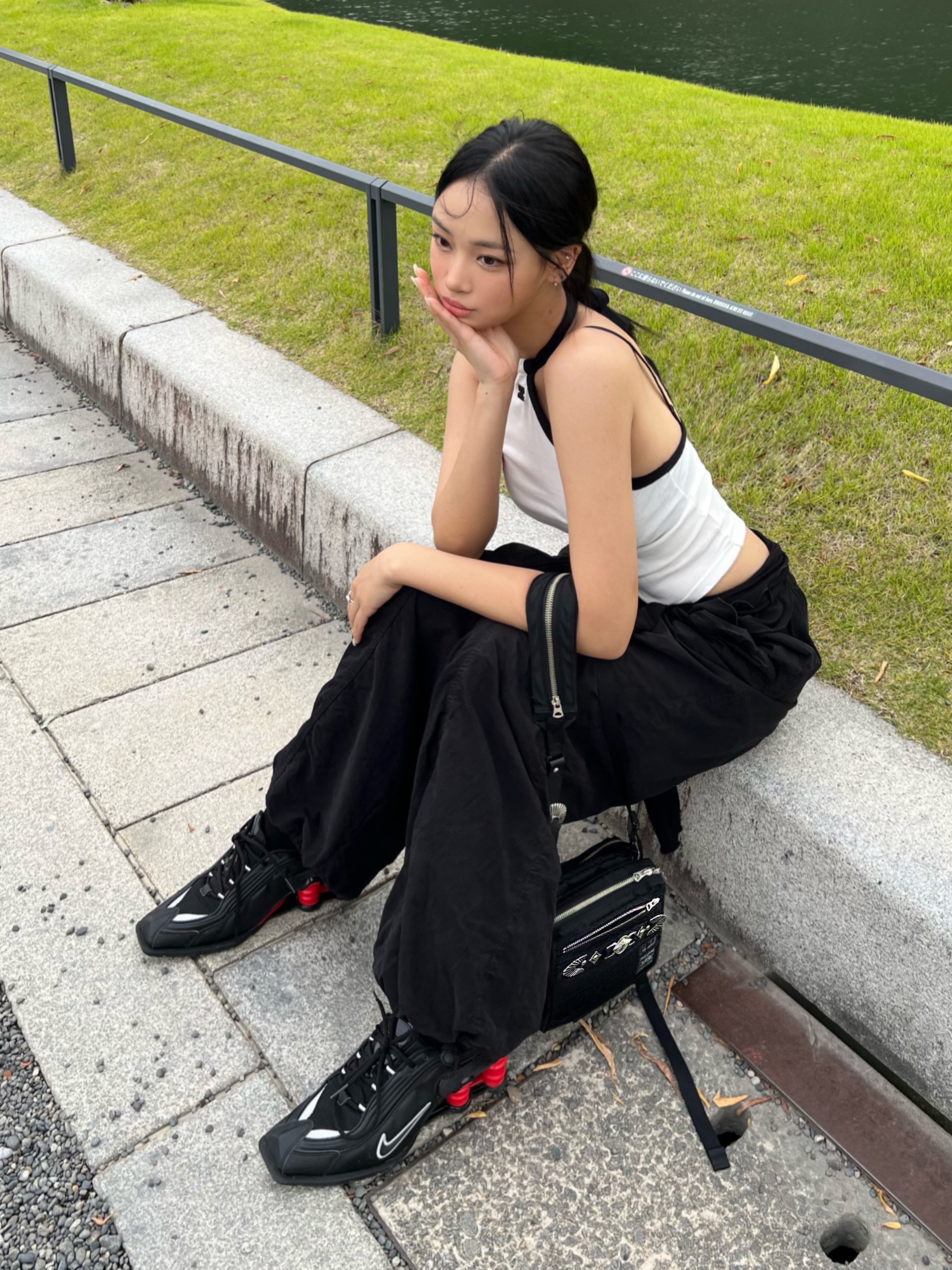 (W) Courreges Light Ribs Contrast Tank Top Heritage White Black, (W) Courreges Light Ribs Contrast Crop Top Heritage White Black 착용 스타일 - 1