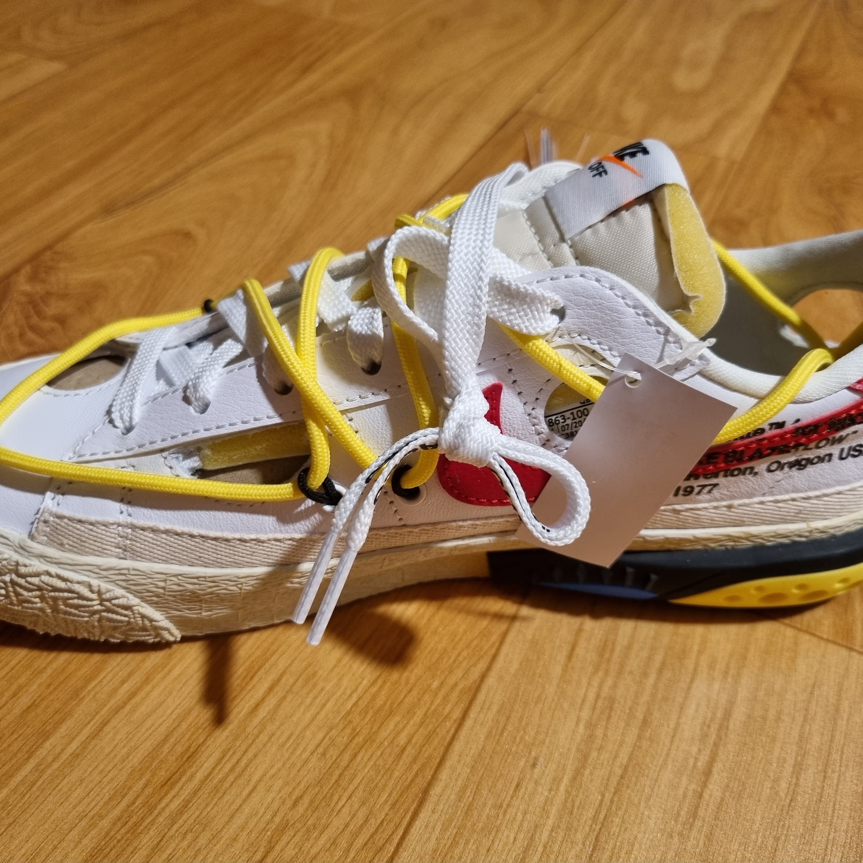 Nike x Off-White Blazer Low '77 White and University Red 착용 스타일 - 2
