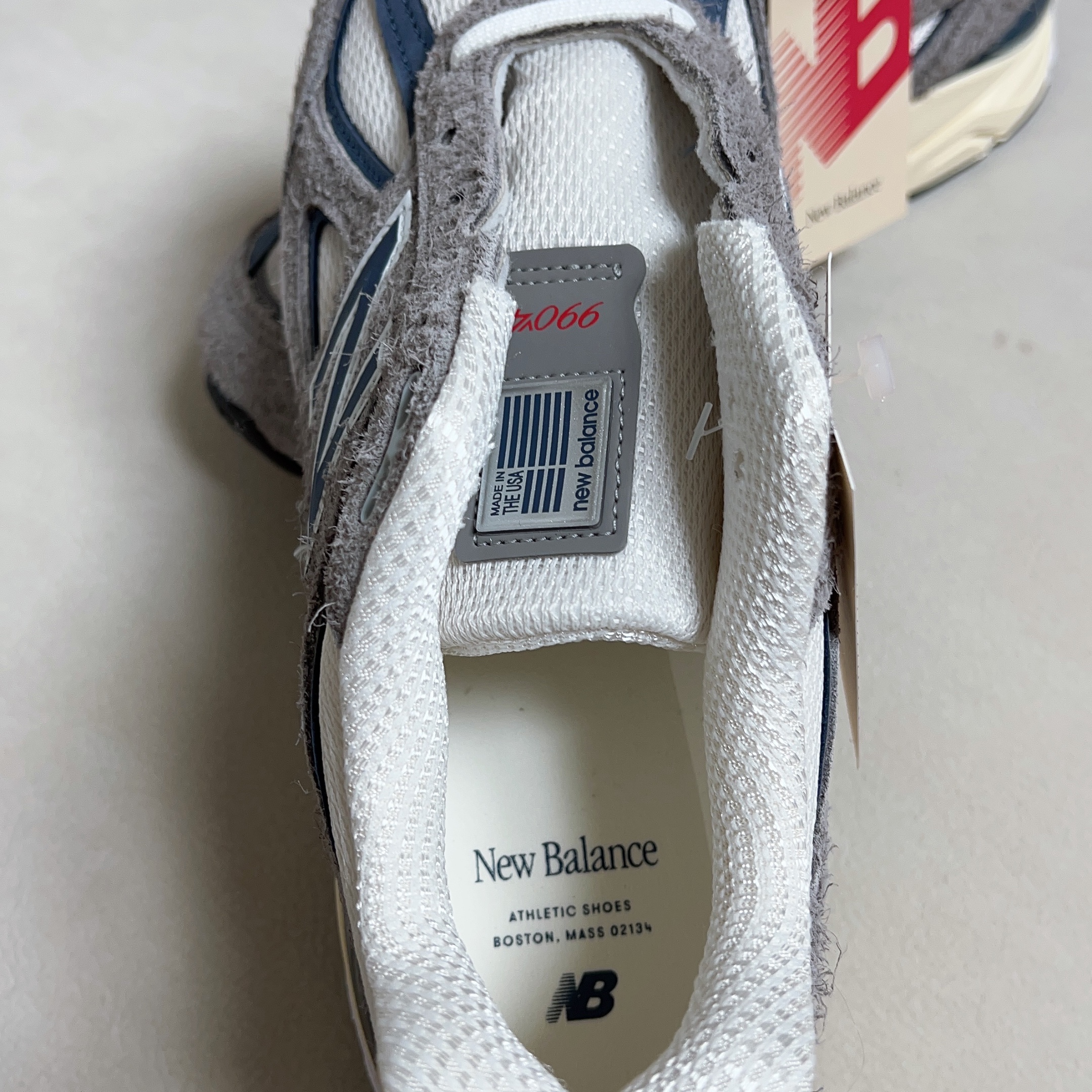 New Balance 990v4 Made in USA Gray Suede 착용 스타일 - 4
