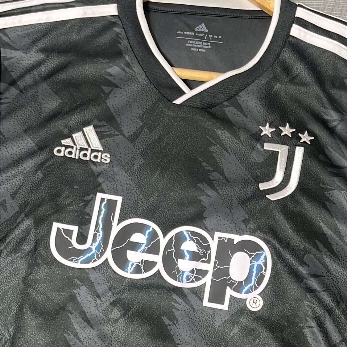 Adidas Juventus 2022/23 Away Jersey Black White Carbon - KR Sizing (Non Marking Ver.) 착용 스타일