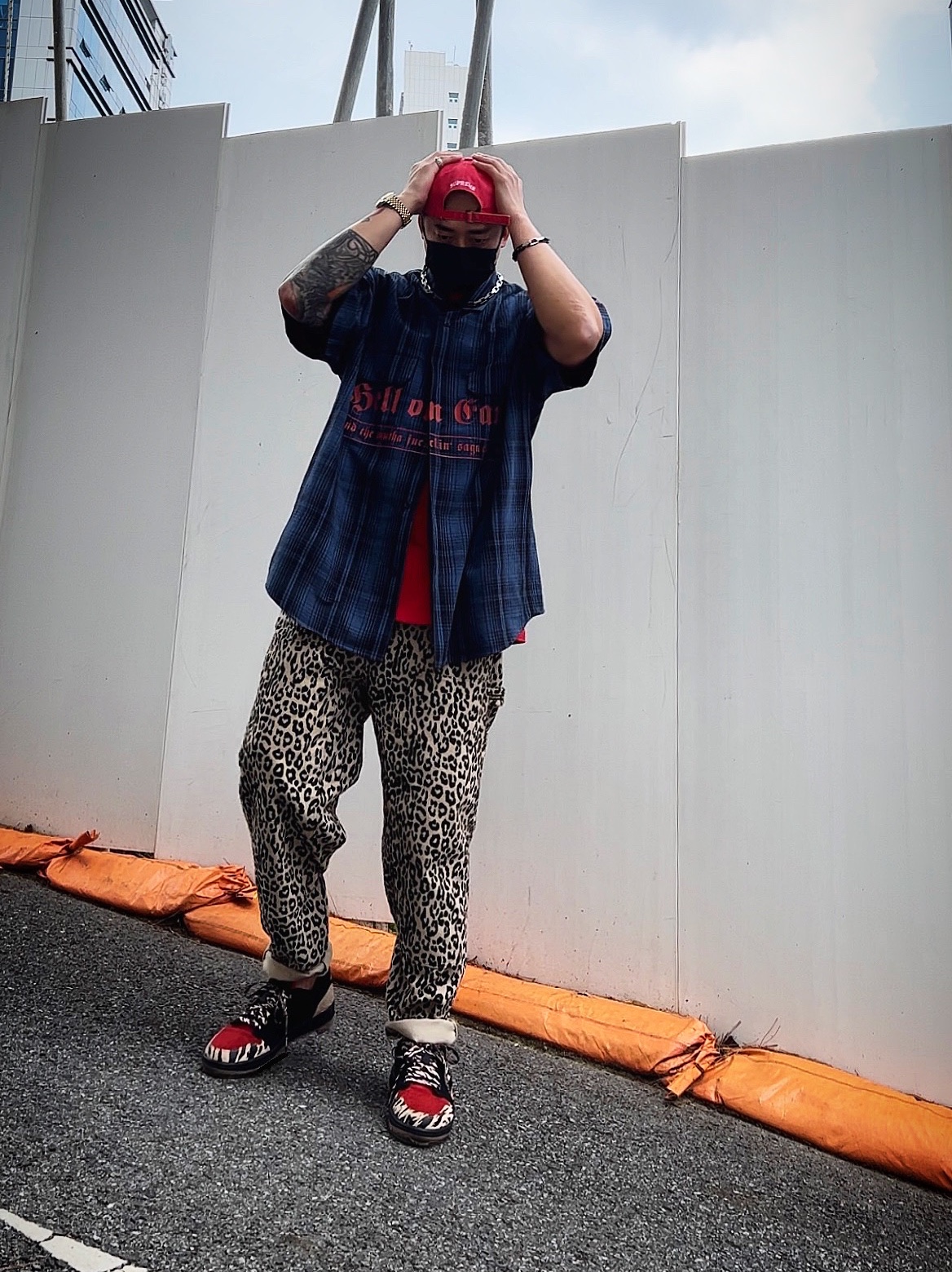 Supreme Pigment Canvas S Logo 6-Panel Red - 23SS, Supreme x MLB Kanji Teams T-Shirt Yankees Red - 22FW 착용 스타일 - 1