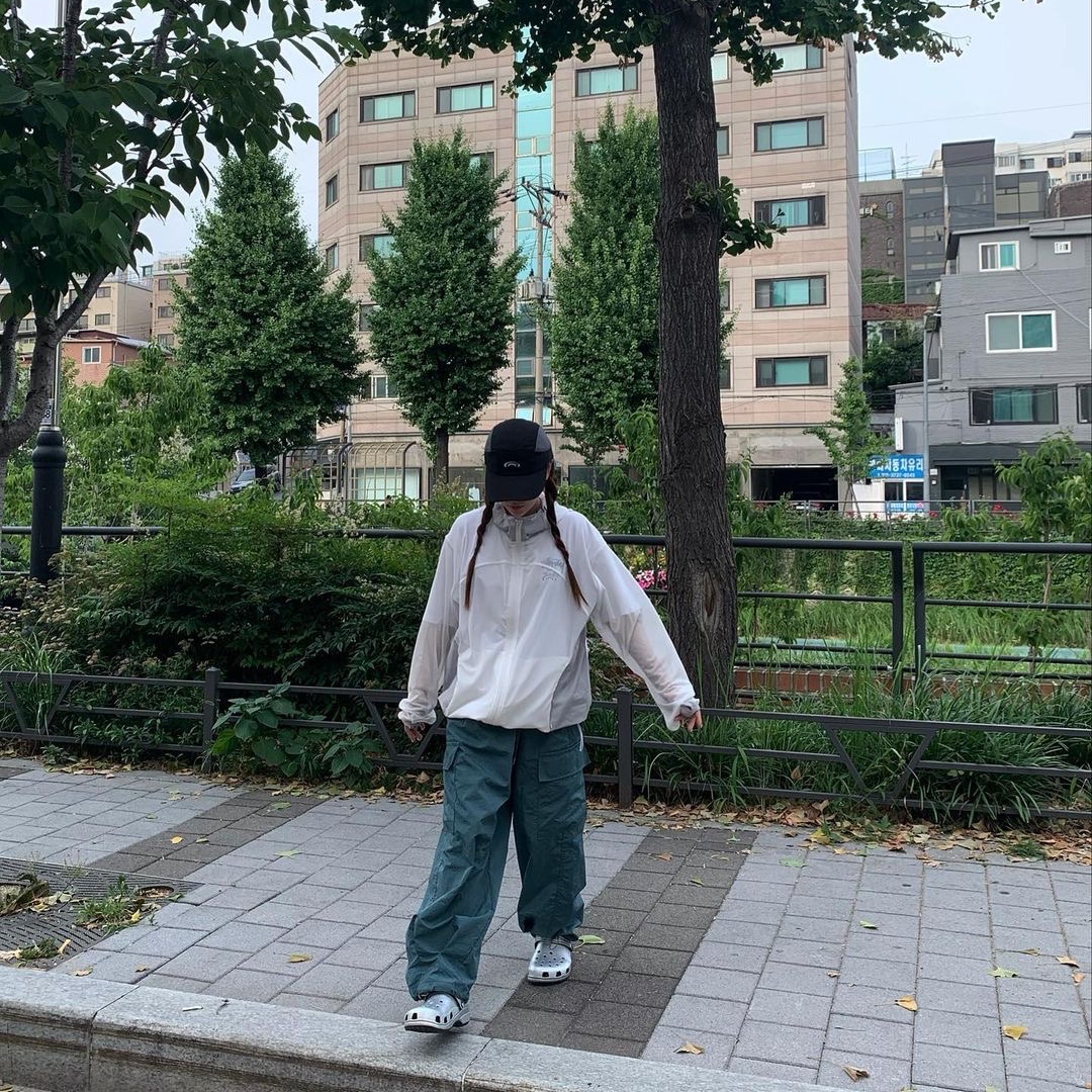 Art of Field Mesh Hood Zip-Up White 착용 스타일