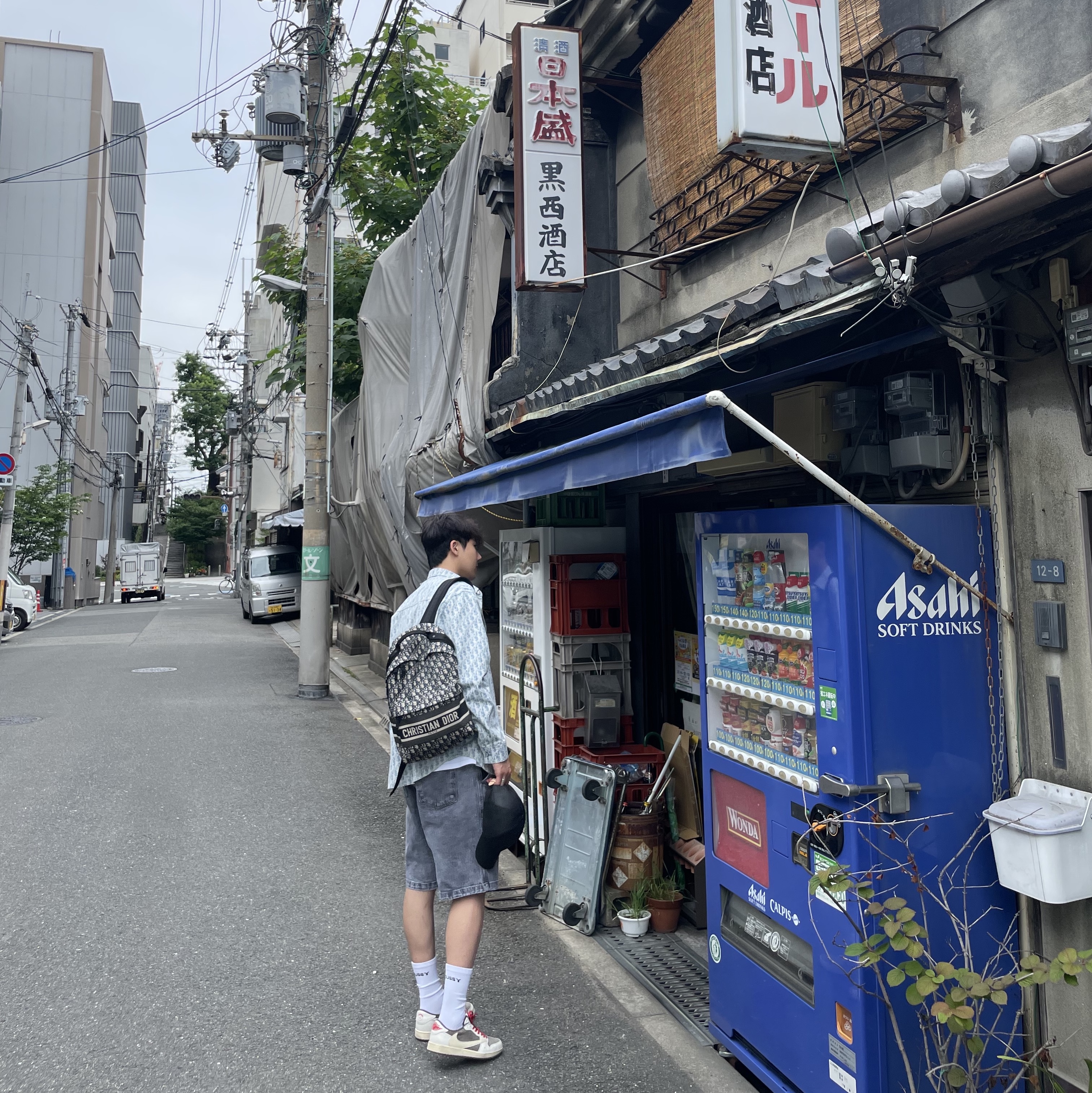 Dior Rider Backpack Beige & Black Dior Oblique Jacquard, Jordan 1 x Travis Scott Retro Low OG SP Sail and Ridgerock 착용 스타일