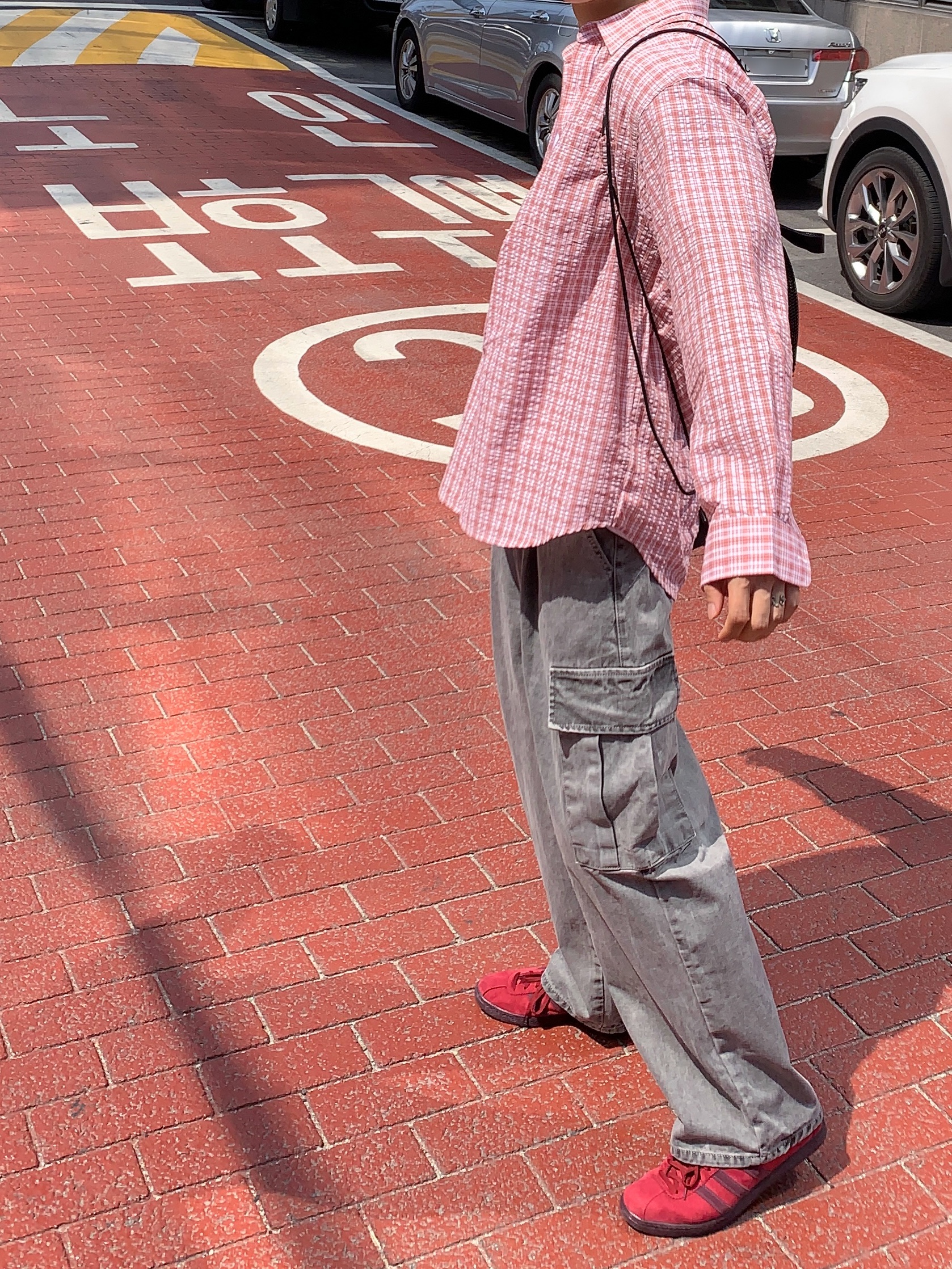 Adidas Tobacco Gruen Collegiate Burgundy 착용 스타일 - 5