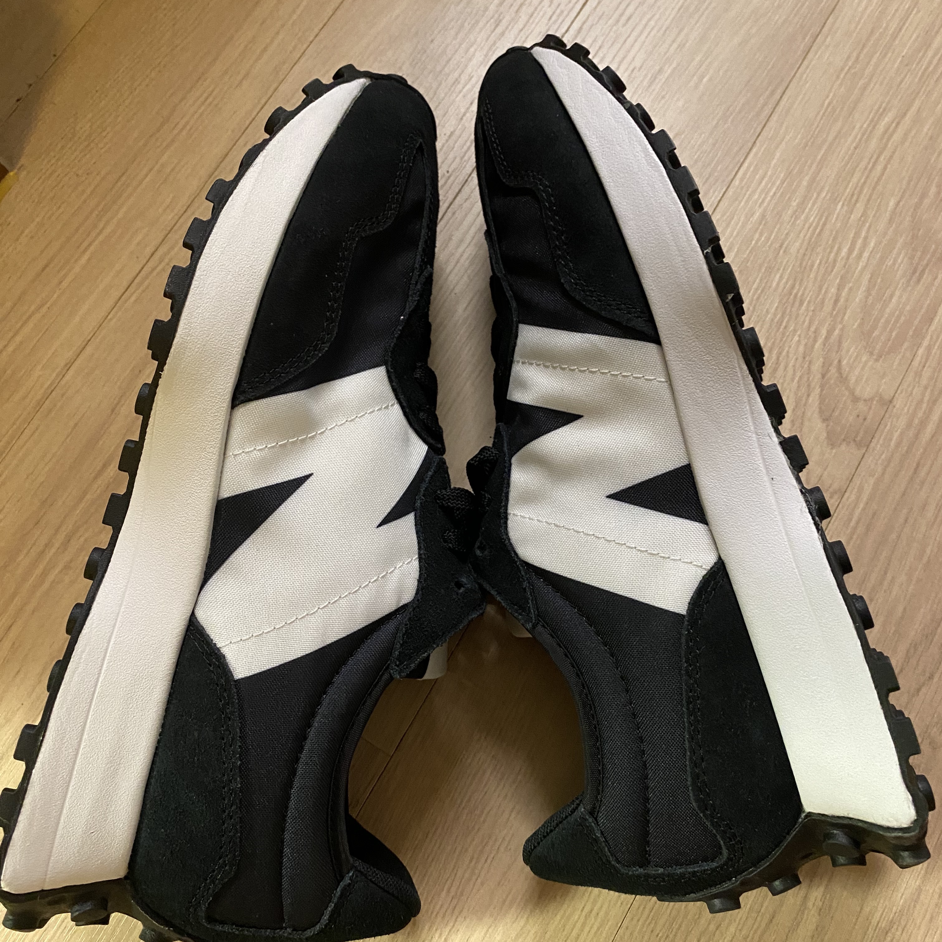 New Balance 327 Black 착용 스타일