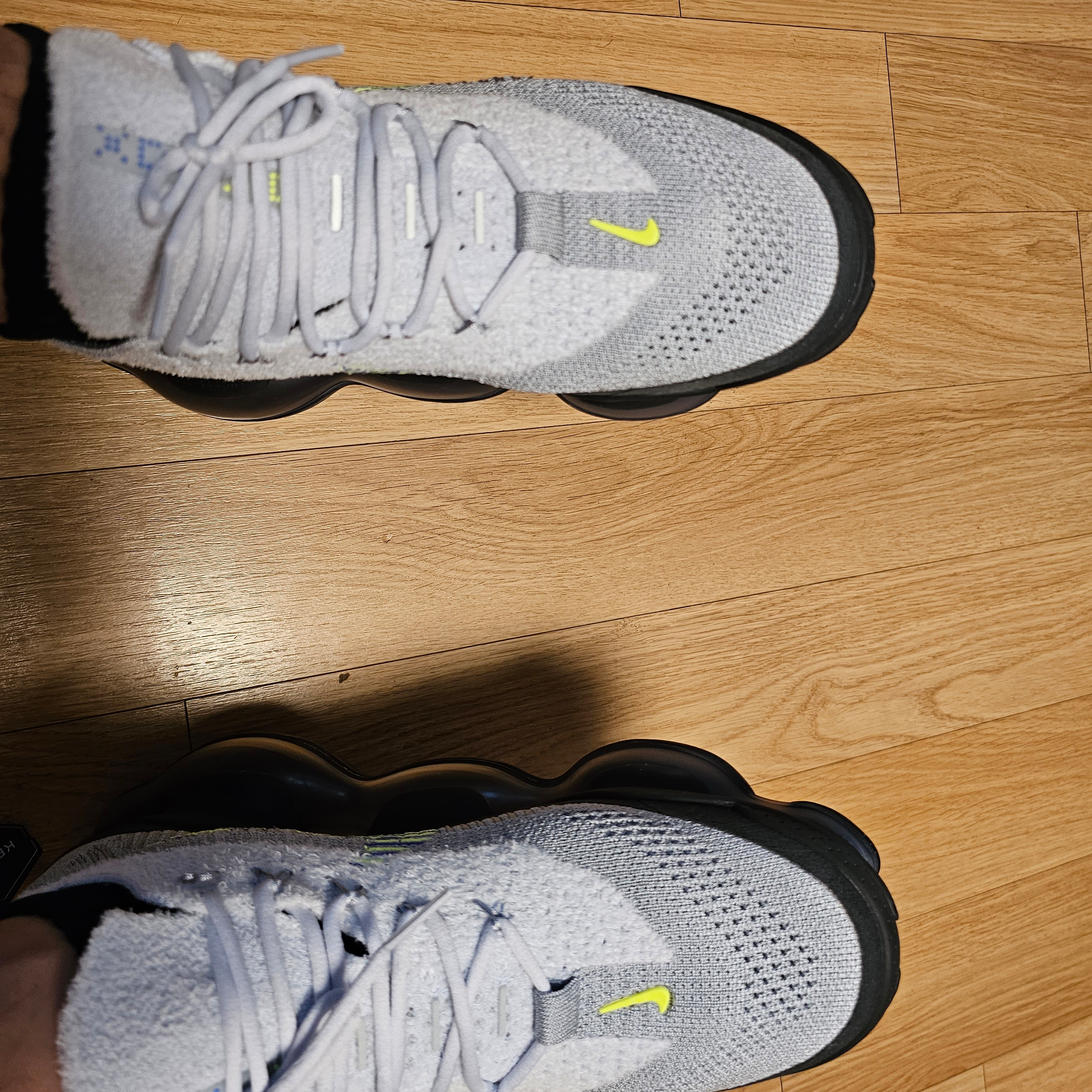 Nike Air Max Scorpion Flyknit Dark Smoke Grey 착용 스타일 - 2