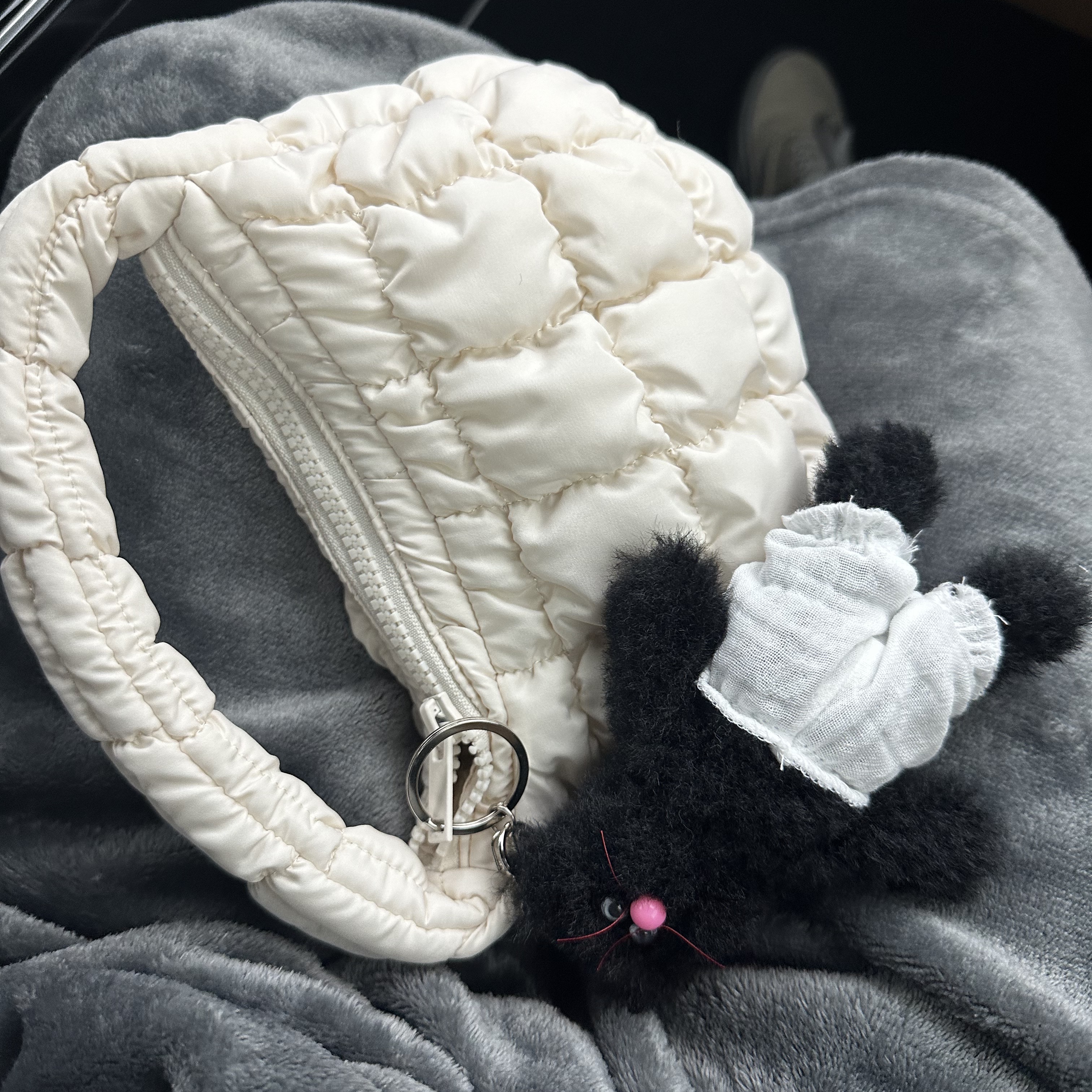 Monamhee Beulpingi Keyring with White Pants Black 착용 스타일